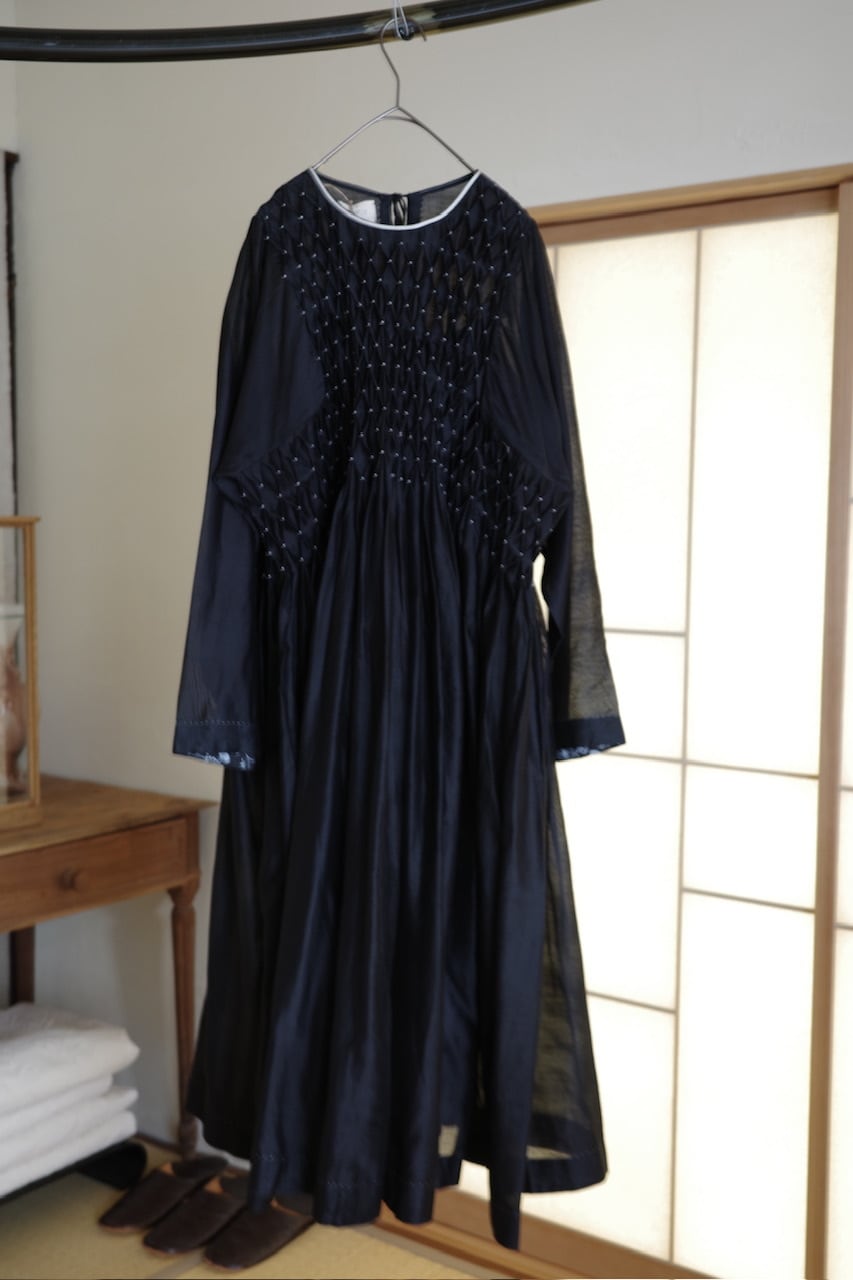 受注】AHMEV Snowdrop Smocking Dress + Slip BLACK | physis (ピュシス)