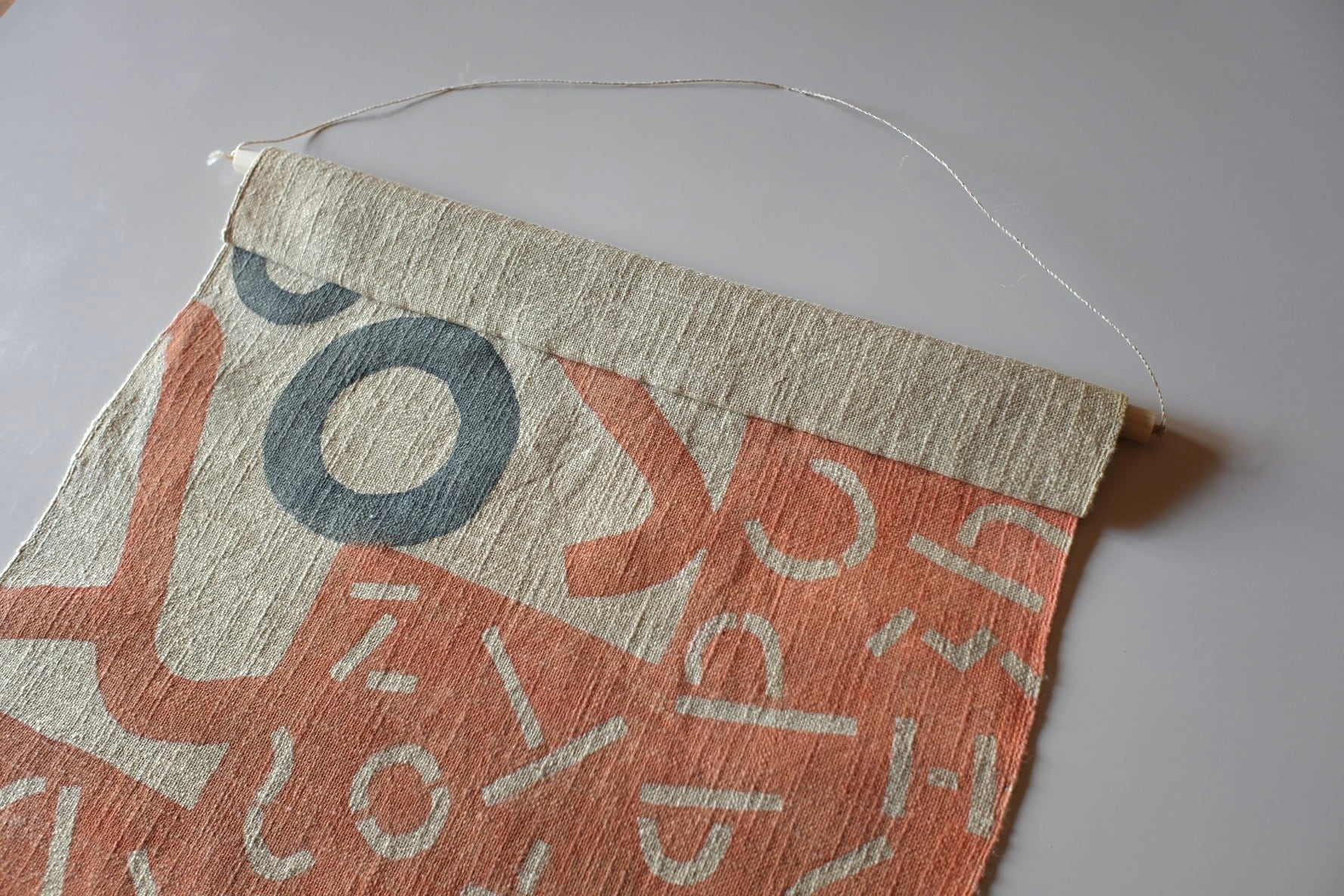 中嶋美香子 型染めタペストリー【 アルファベット(ブラウン) 】