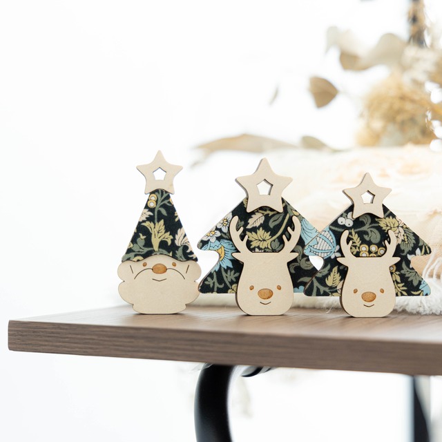 クリスマス⌇クリスマスツリー, 木製, 柄入り「Happy Holidays」／リバティ・ファブリックス使用