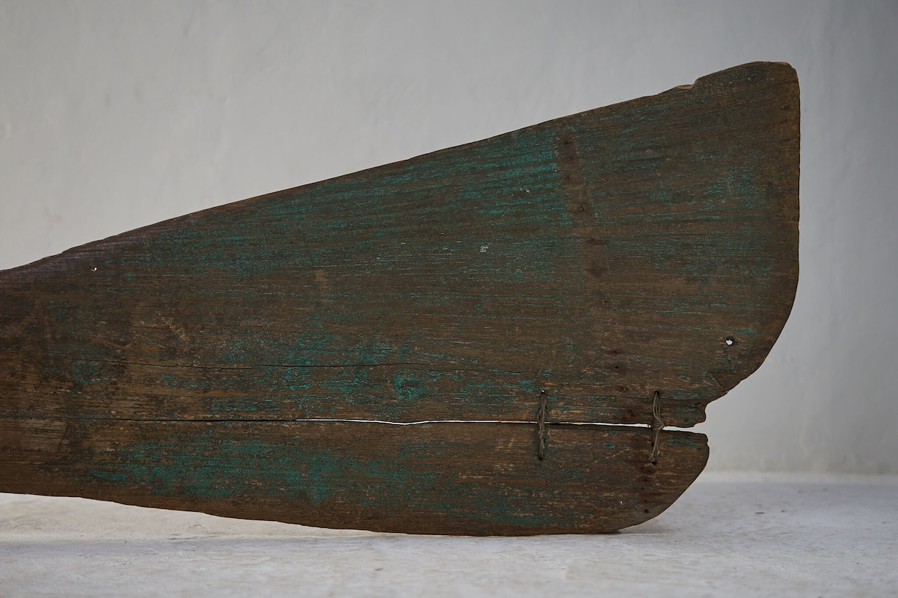 古い木造船の舵板