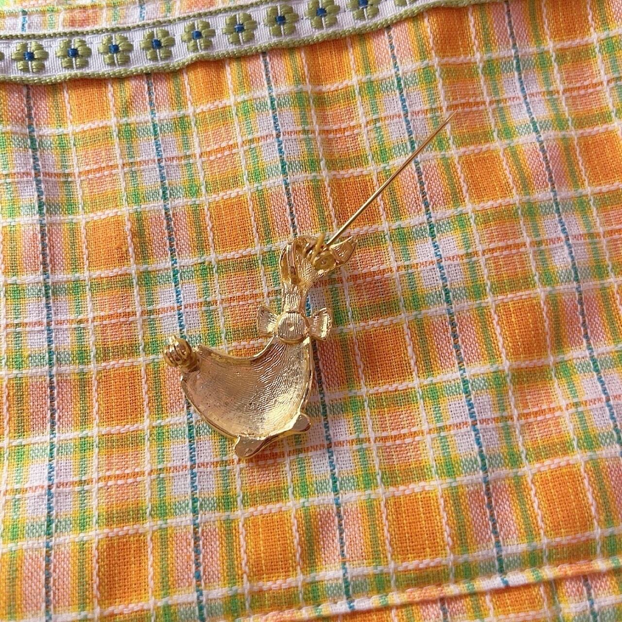 pearl ribbon duck brooch