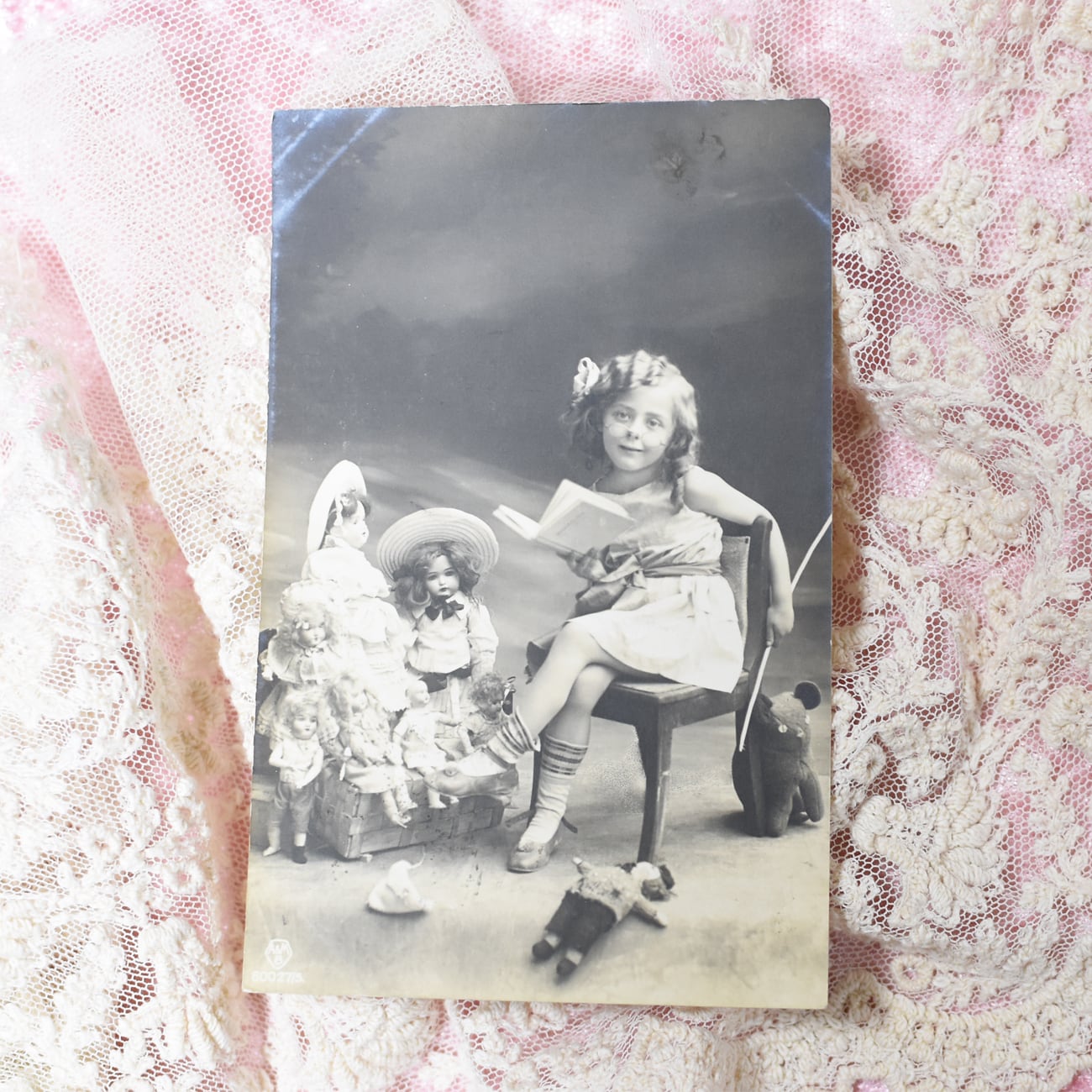 *Antique postcard　お人形さんと少女の食前の祈り Antique postcard お人形のような少女とお人形 H.Manuel France P129