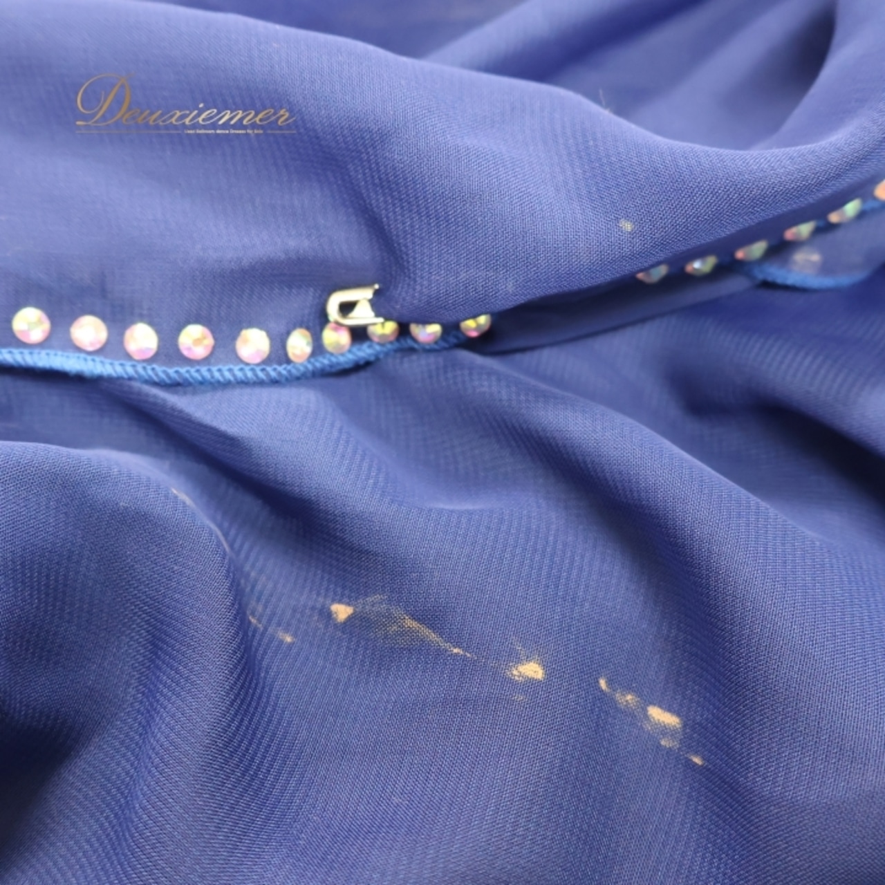 ベリーダンス オリエンタル 衣装 上下セット ブルー系 トップス スカート ツーピース セットアップ 青 ラインストーン スリット 袖有り 鮮やか 華やか キラキラ 豪華 装飾 ダンス衣装 かっこいい セクシー 透け感 民族舞踏 イベント ステージ