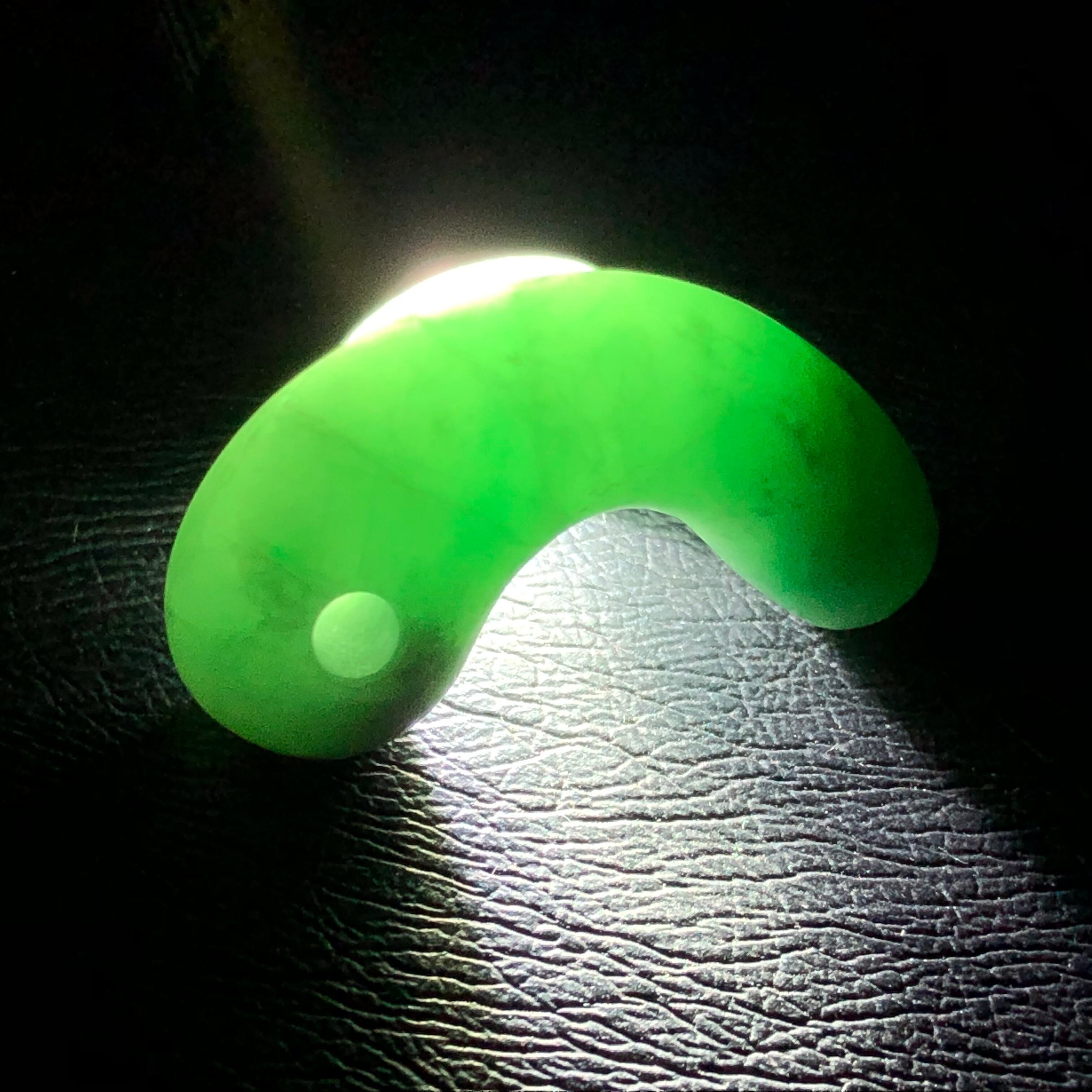 緑色 糸魚川翡翠:勾玉 MT0095 | 糸魚川翡翠工芸家 赤羽可行の店BASE