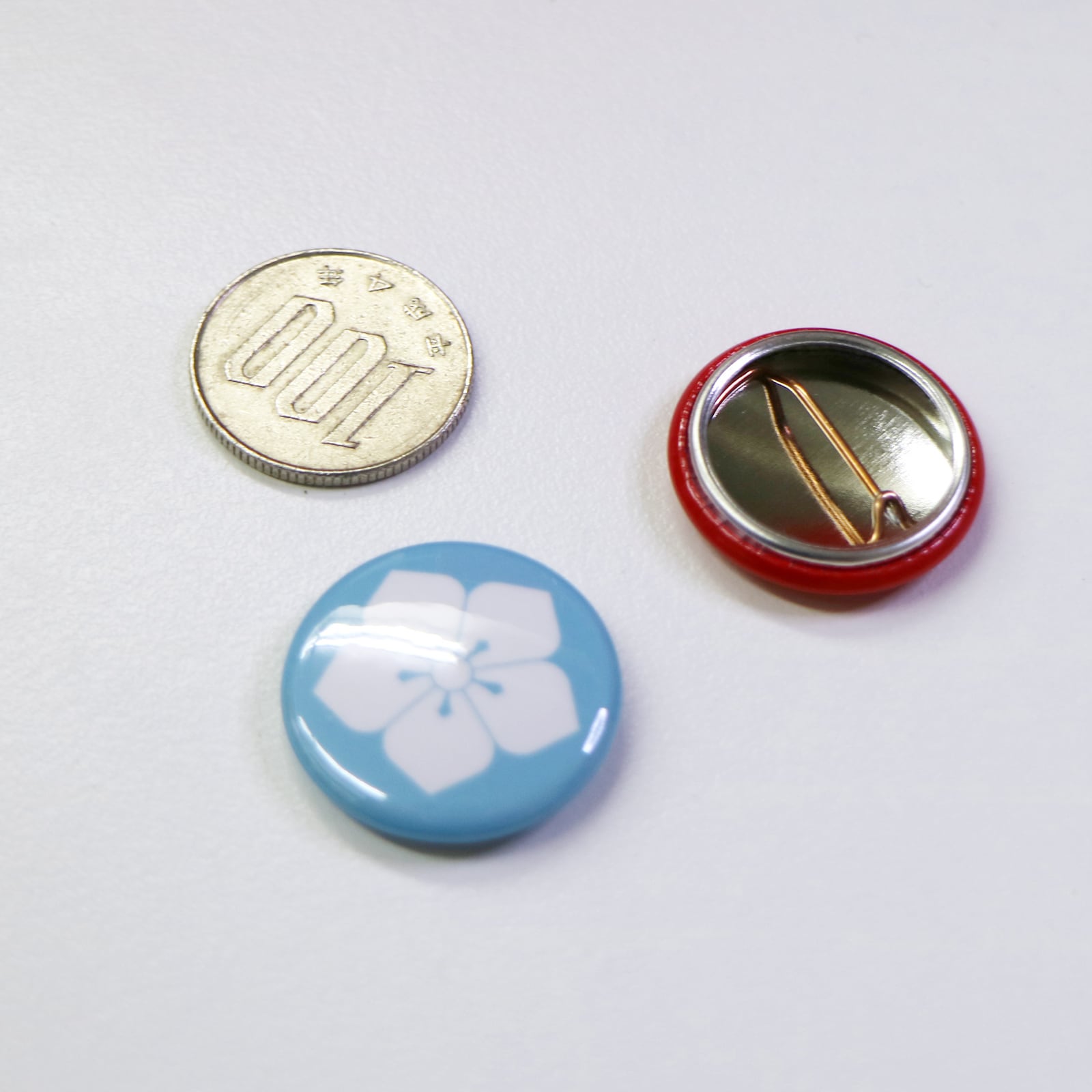水色桔梗】缶バッジ：戦国武将家紋-明智光秀【水色（みずいろ）】 | 文