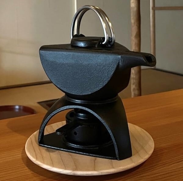 【Outlet】Iwachu GourMetaシリーズ 酒ポットセット(五徳・木製プレート付)20%OFF ¥26,400 →¥21,120