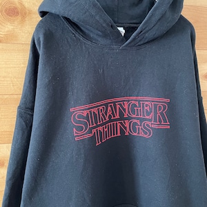 【GILDAN】Stranger Things ストレンジャーシングス スウェット パーカー プルオーバー  Netflix ネトフリ Lサイズ US古着