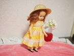 麦わら帽子とオレンジチェックワンピース「Nancy Ann Story Book Doll」（くすみあり） 画像3
