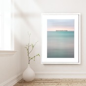 水平線を走る電車｜静寂の海と幻想的な列車のアートポスター｜ミニマル空間に映える一枚｜A2ポスター