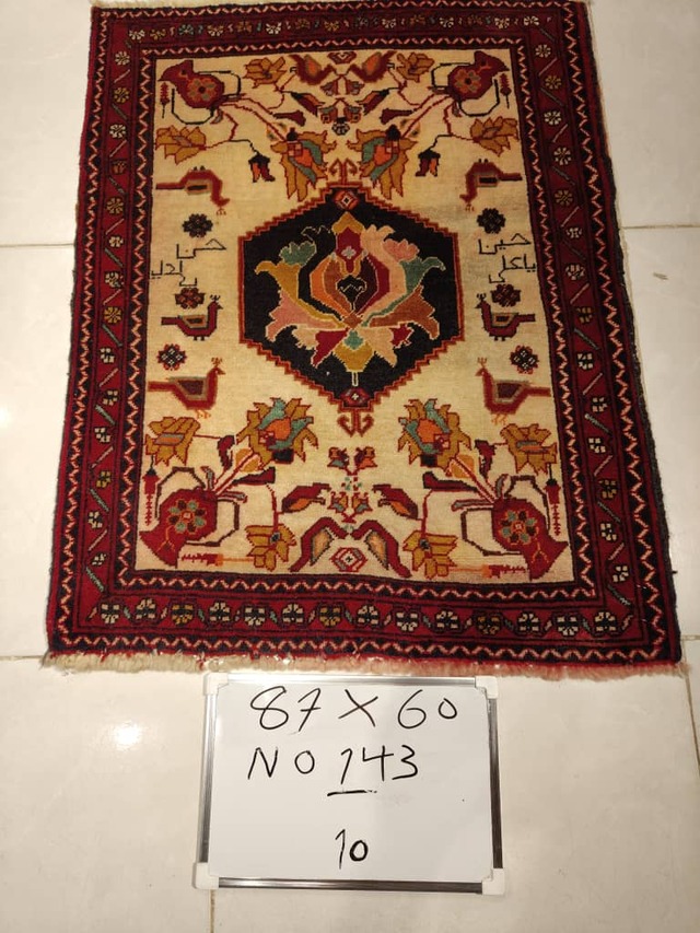 絨毯クエスト68【No.143】 ※現在、こちらの商品はイランに置いてあります。ご希望の方は先ずは在庫のご確認をお願いします。