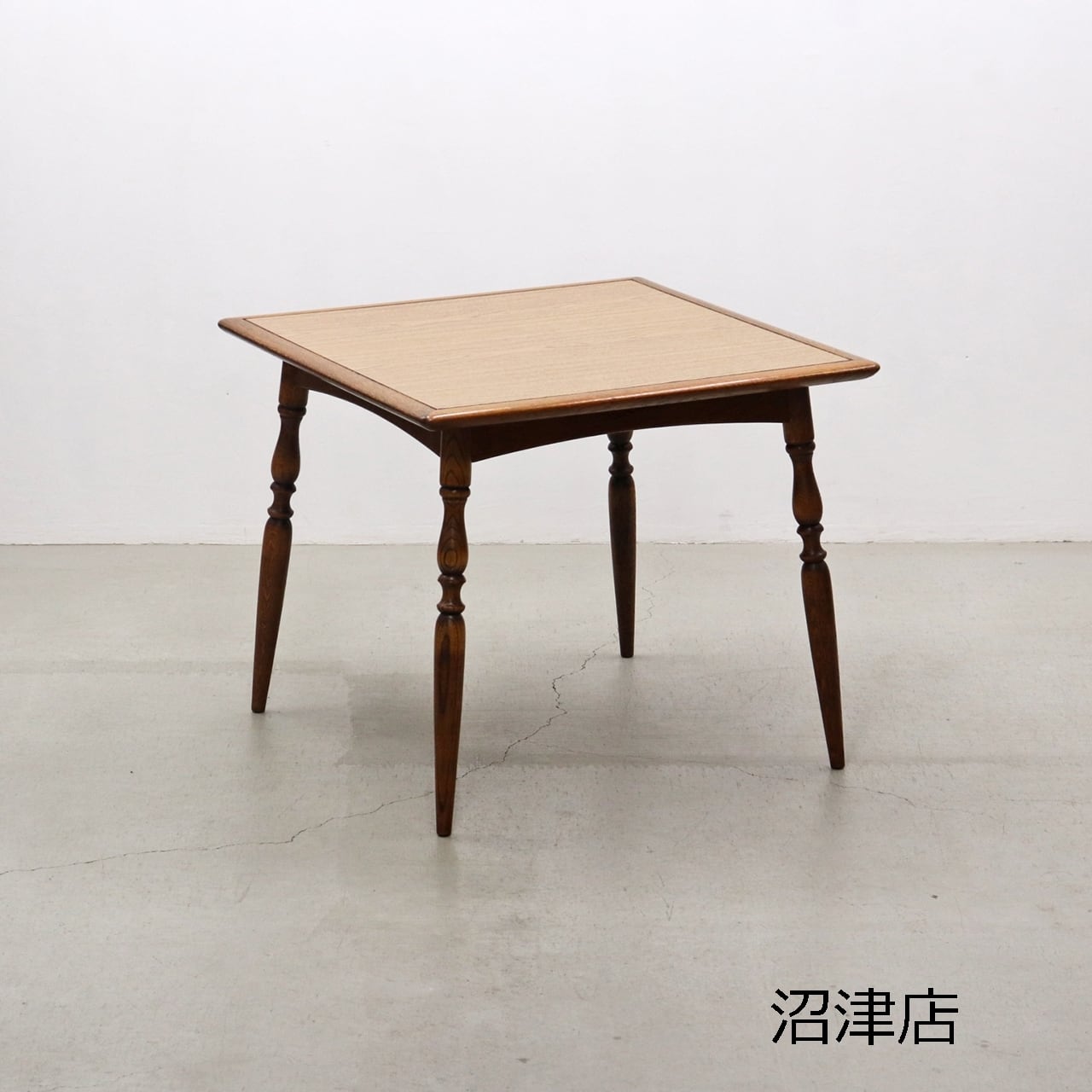 飛騨家具キツツキ ダイニングテーブル丸テーブル 倒れる