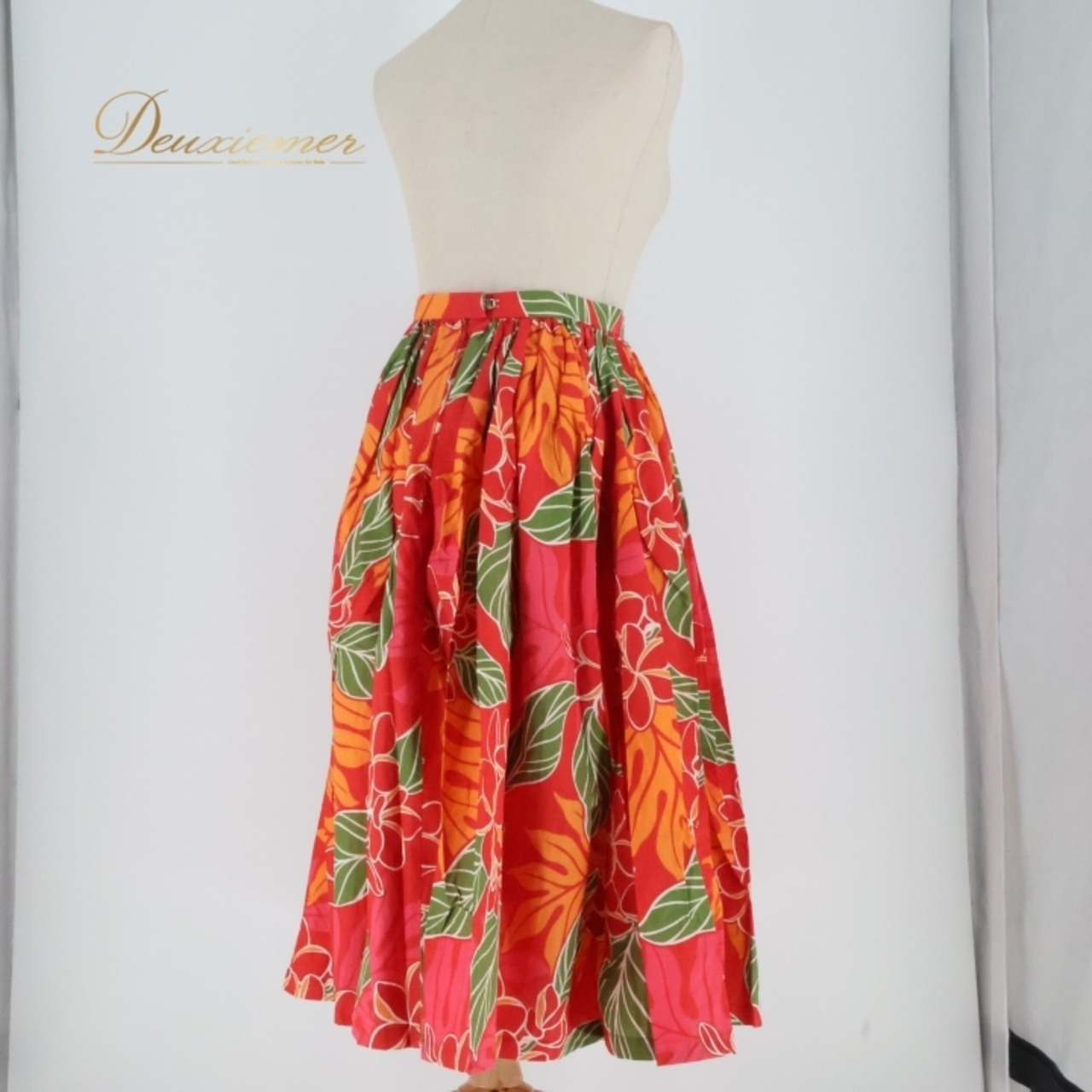 フラダンス 衣装 スカート レッド系 シングル プルメリア柄 ラウアエ柄 かわいい 華やか 鮮やか 明るい カラフル ふわふわ ひらひら 赤 橙 緑 ハワイアン アロハ ハワイアンプリント フラ ダンス レッスン 練習 オレンジ系 パーティー レディース