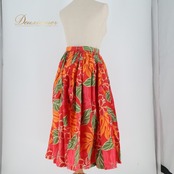 フラダンス 衣装 スカート レッド系 シングル プルメリア柄 ラウアエ柄 かわいい 華やか 鮮やか 明るい カラフル ふわふわ ひらひら 赤 橙 緑 ハワイアン アロハ ハワイアンプリント フラ ダンス レッスン 練習 オレンジ系 パーティー レディース