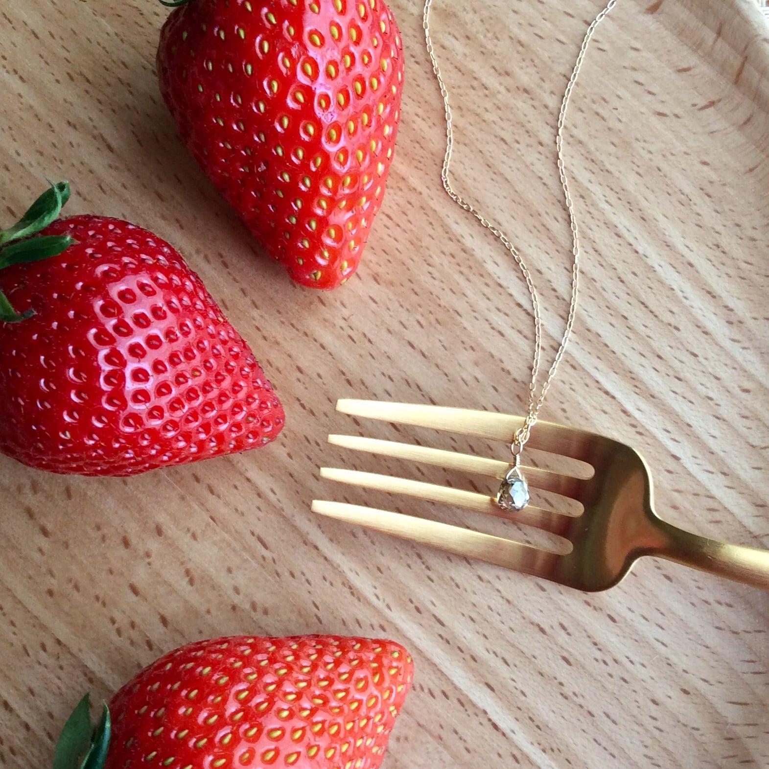 大粒ブリオレットダイヤのキラキラどんぐり!?ダイヤの一粒ネックレス K18 0.992ct、0.984ct ブリオレット レーザーホール 裸ん坊ダイヤ 大人可愛い