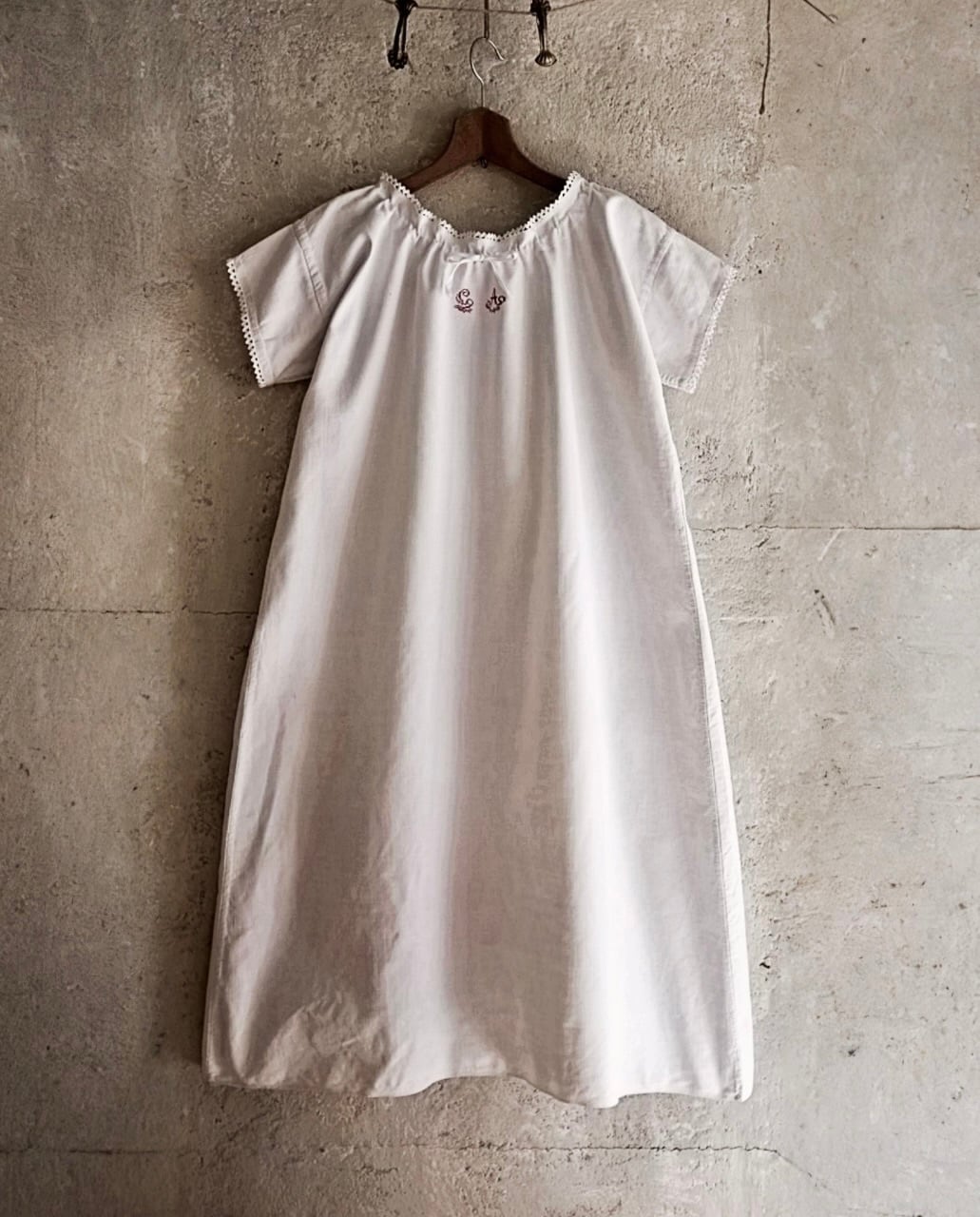 フランス 1900s 手織リネン 装飾的モノグラムとワンピースa アンティーク フランス 1900s リネン 貝の刺繍とモノグラムワンピース フランス