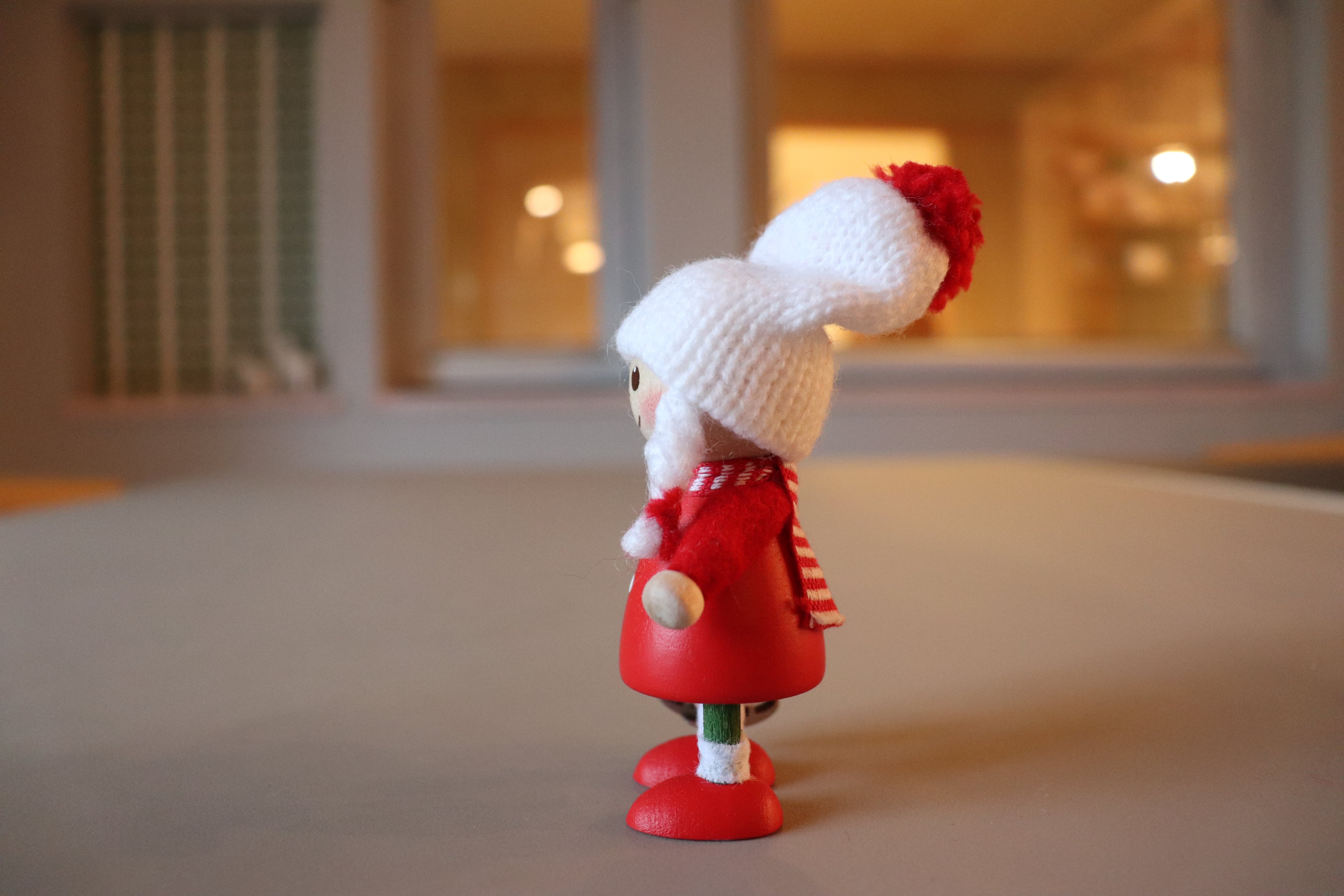 Nordika nisse/ノルディカニッセ 2024 スケート靴を持った赤いコートの