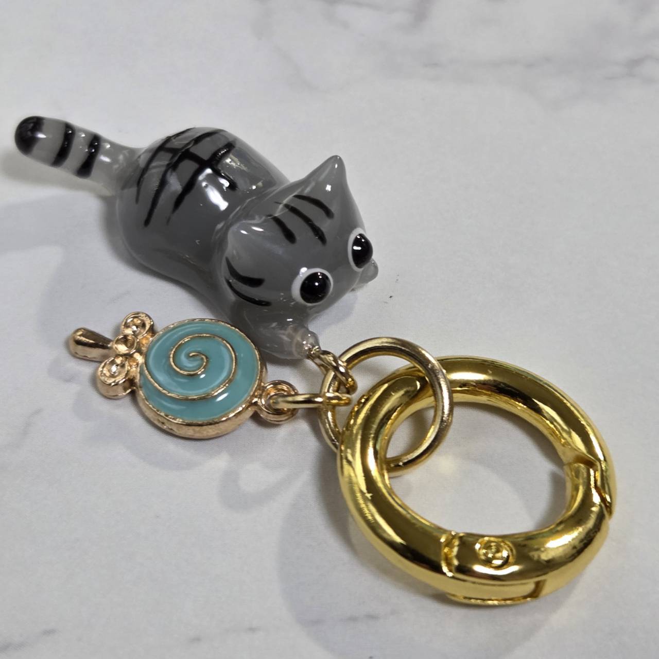 じゃれねこチャンとふわふわシュシュ　サバトラ 受注販売】サバトラにゃんこのシュシュ❉ブルーのキャンディーチャーム
