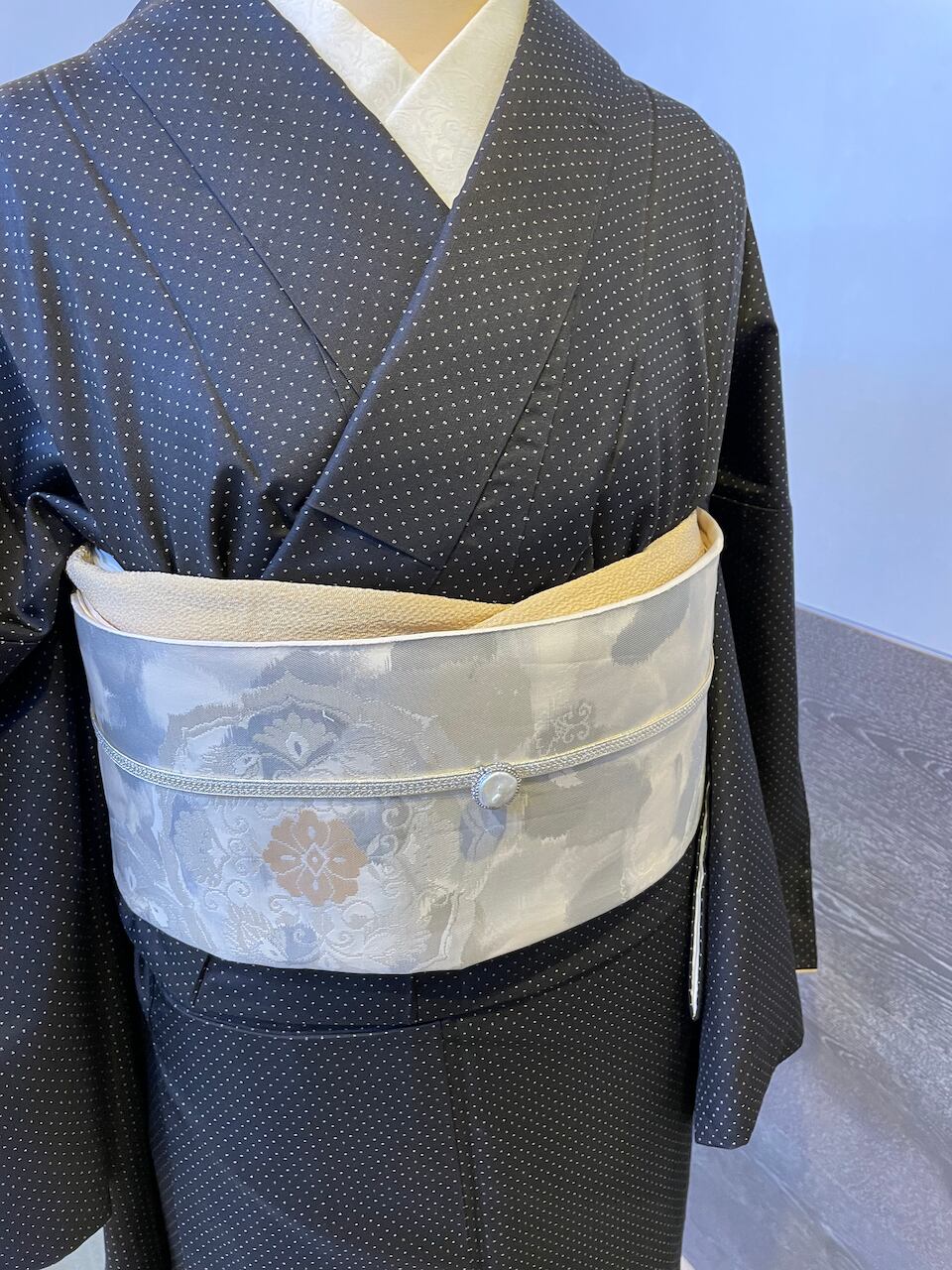 袋帯 向かい鳥 美しい華柄模様 花唐草 墨色 金糸 O-4773 着物 きもの  