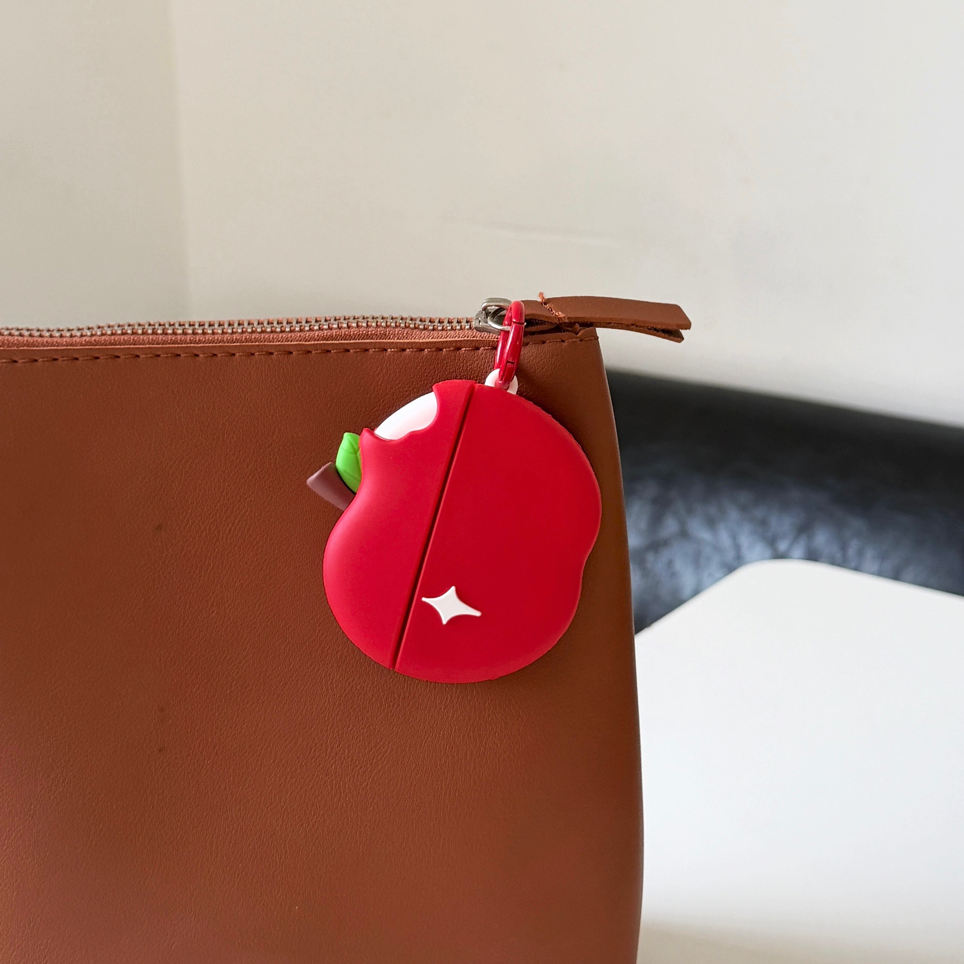 最新 AirPods Pro3 / AirPods4対応 赤りんご AirPodsケース カラビナ