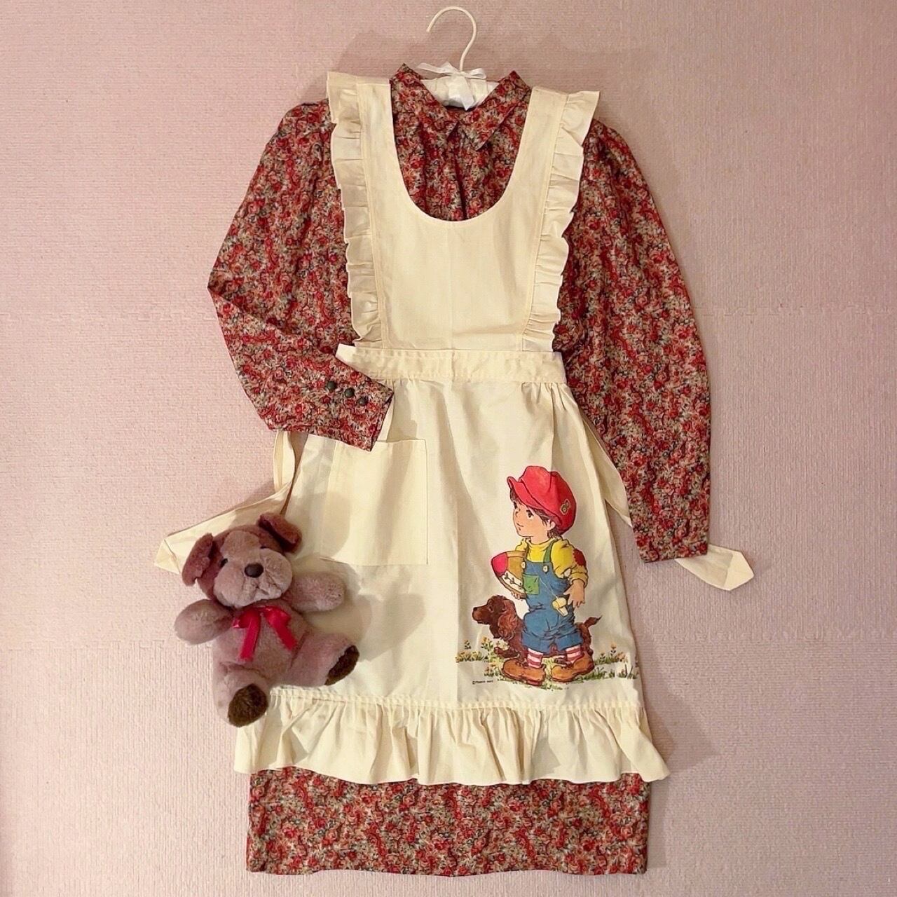 dog & boy cream frill apron