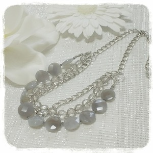 グレーメノウのクールな三連ネックレス