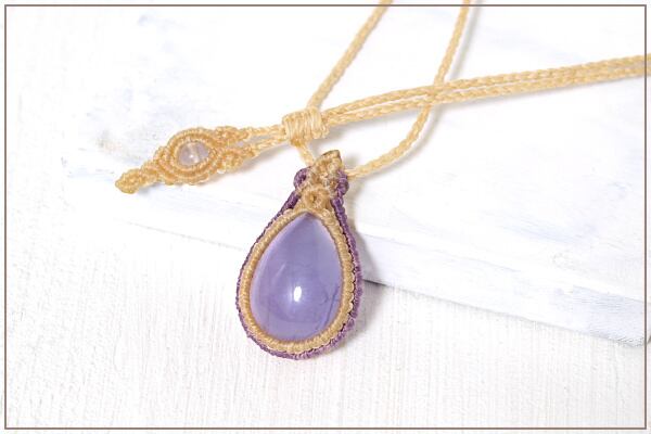 【一点物】パープルフローライトの小ぶりな雫ルースを包んだ細マクラメネックレスNo.1