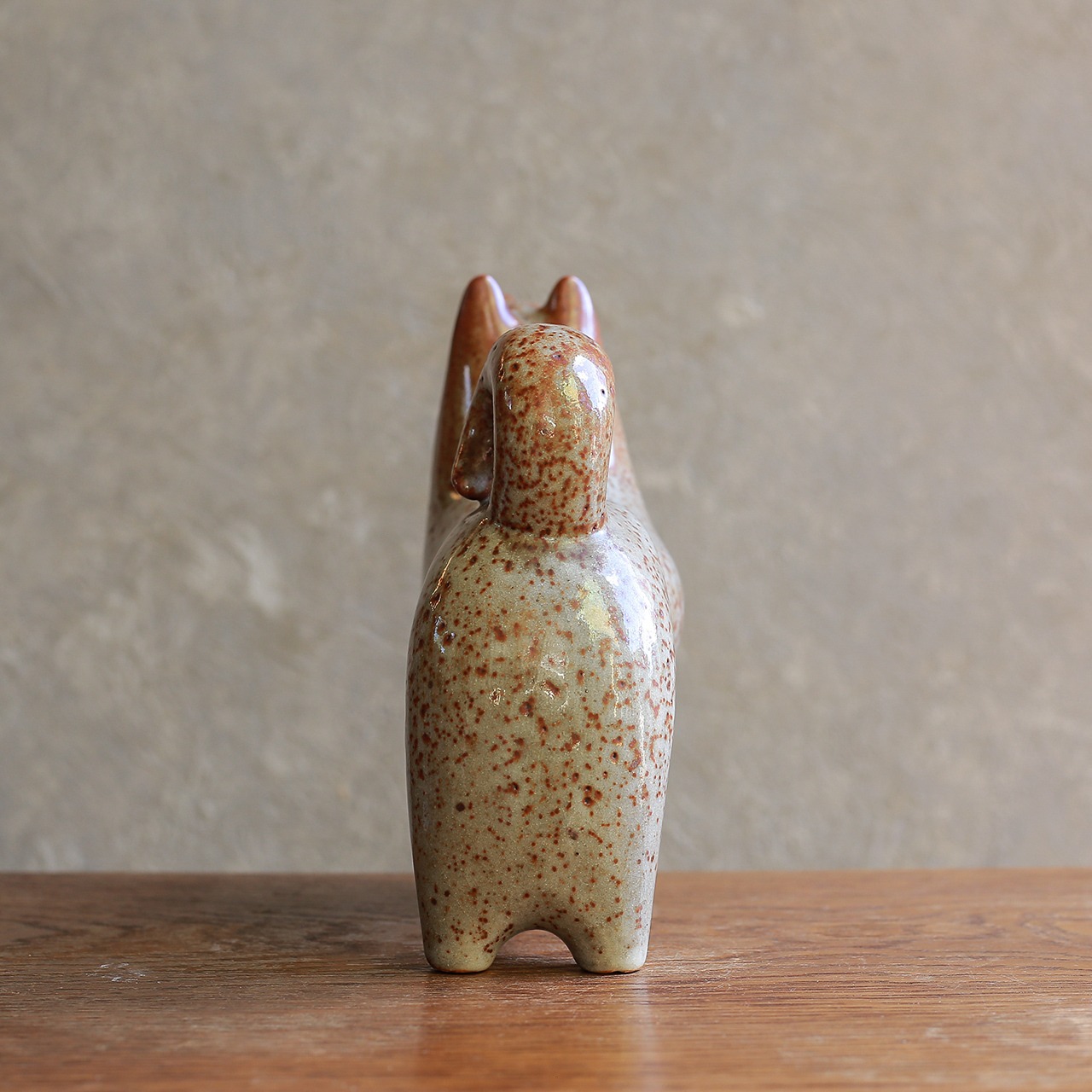 凛々しく空を見上げる、陶器の犬