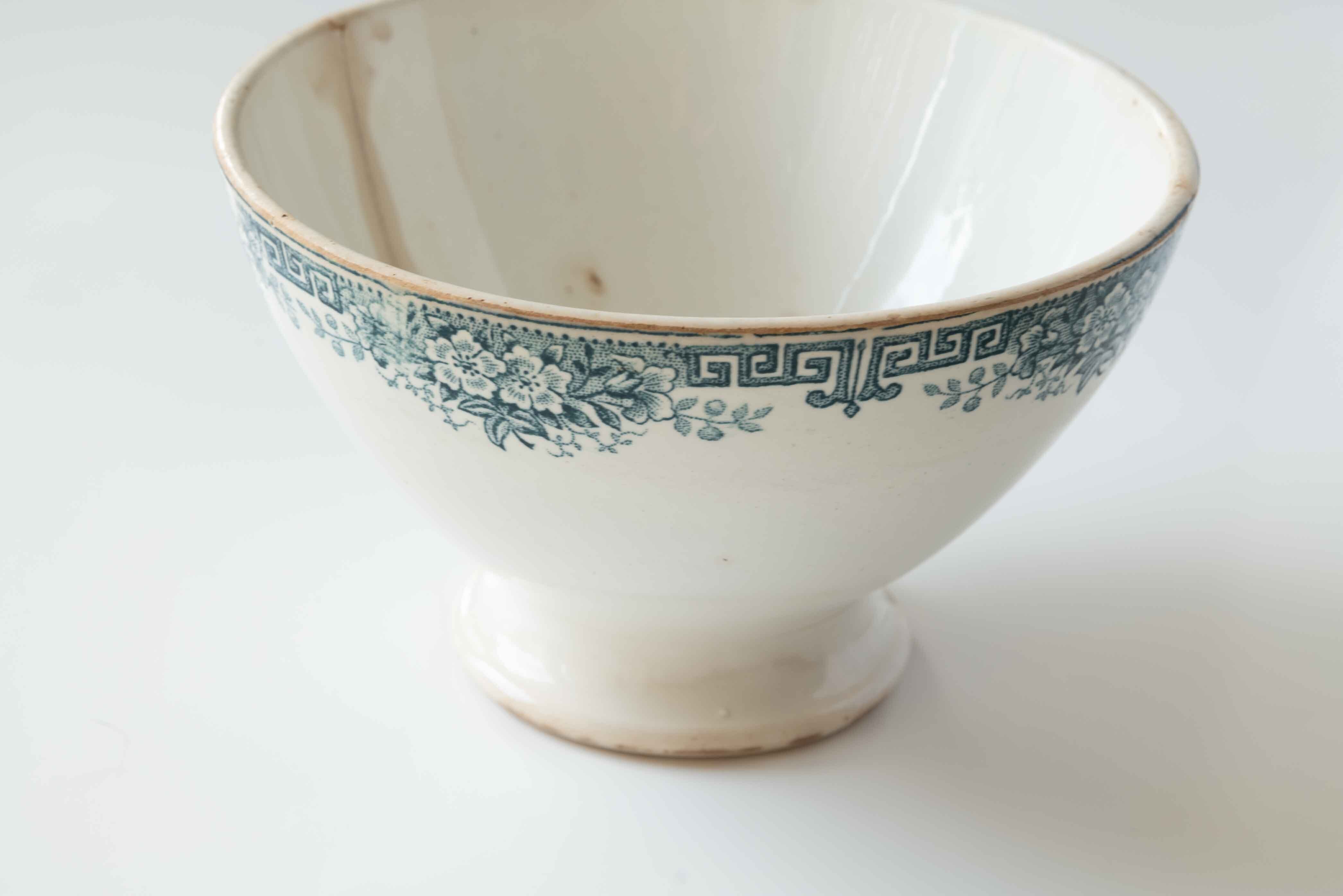 ずっしりと重たい、大きな古い時代のカフェオレボウルです。おそらくDIGOIN/SARREGUEMINES（ディゴワン/サルグミンヌ）製