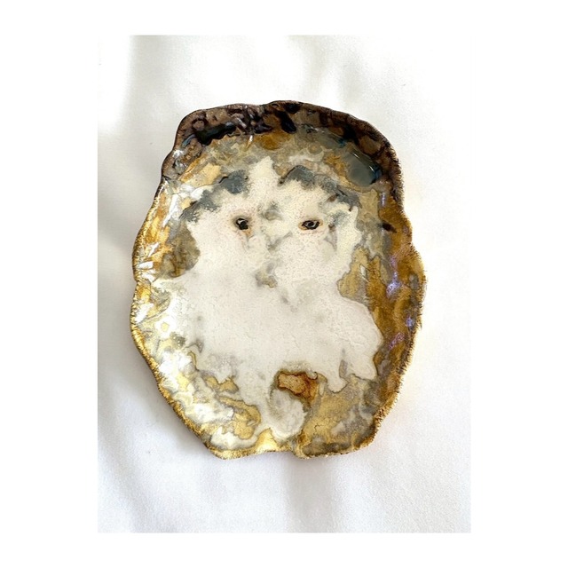 アラキドン　驚いた表情の小皿としての像