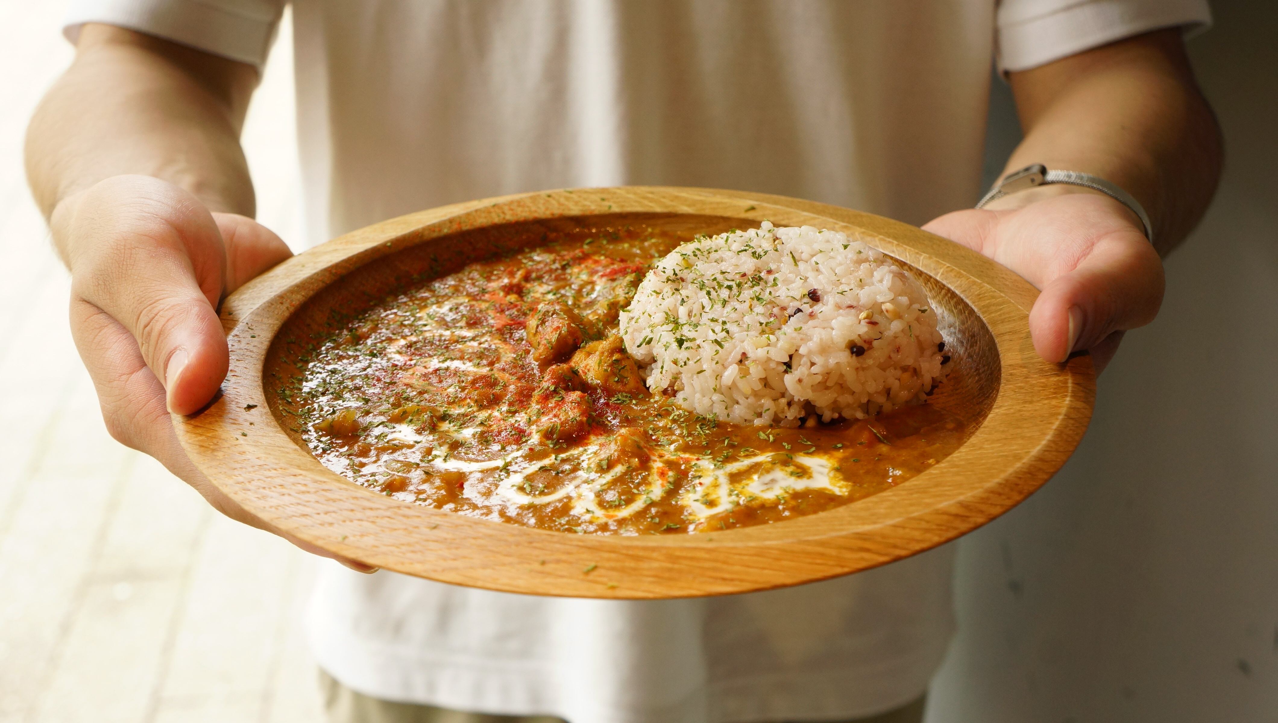 ヒズミ峠舎　リム　カレー皿　桃太郎 ヒヅミ峠舎 - 作家さんの器と暮らしにまつわる道具のお店｜イロドリ