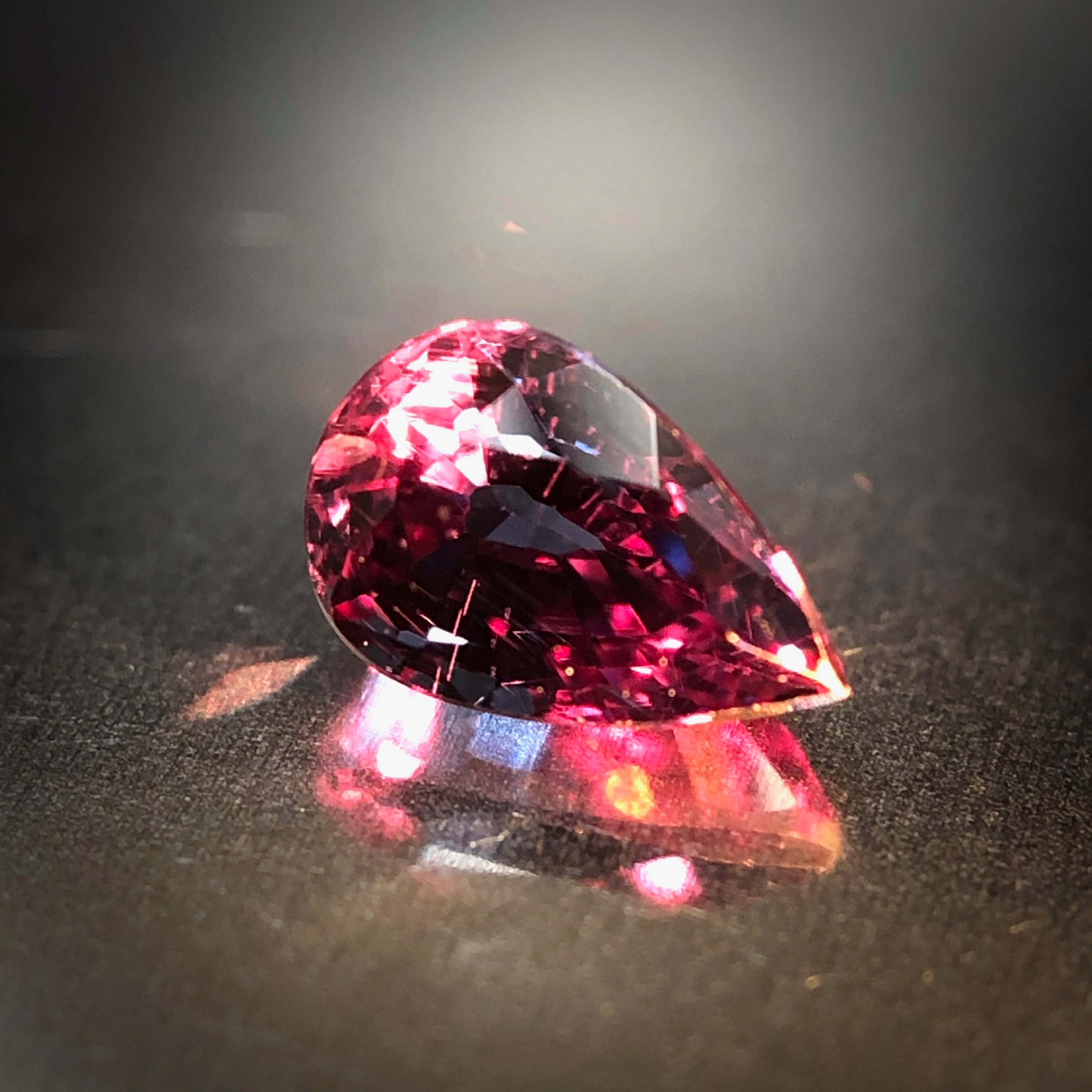 ベキリーブルーの蠱惑的な魅力 0.57ct 天然 カラーチェンジ ベキリーブルーの蠱惑的な魅力 0.57ct 天然 カラーチェンジ