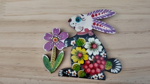 ウクライナ伝統絵画 ペトリキウカ塗り 木製ブローチ（ホメンコ作）うさぎ　ラビット　フラワー　花