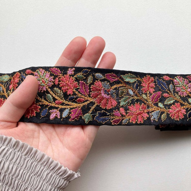 〈最終入荷〉茶縁取りカラフル蔦花の黒地刺繍リボン（50cmカット）