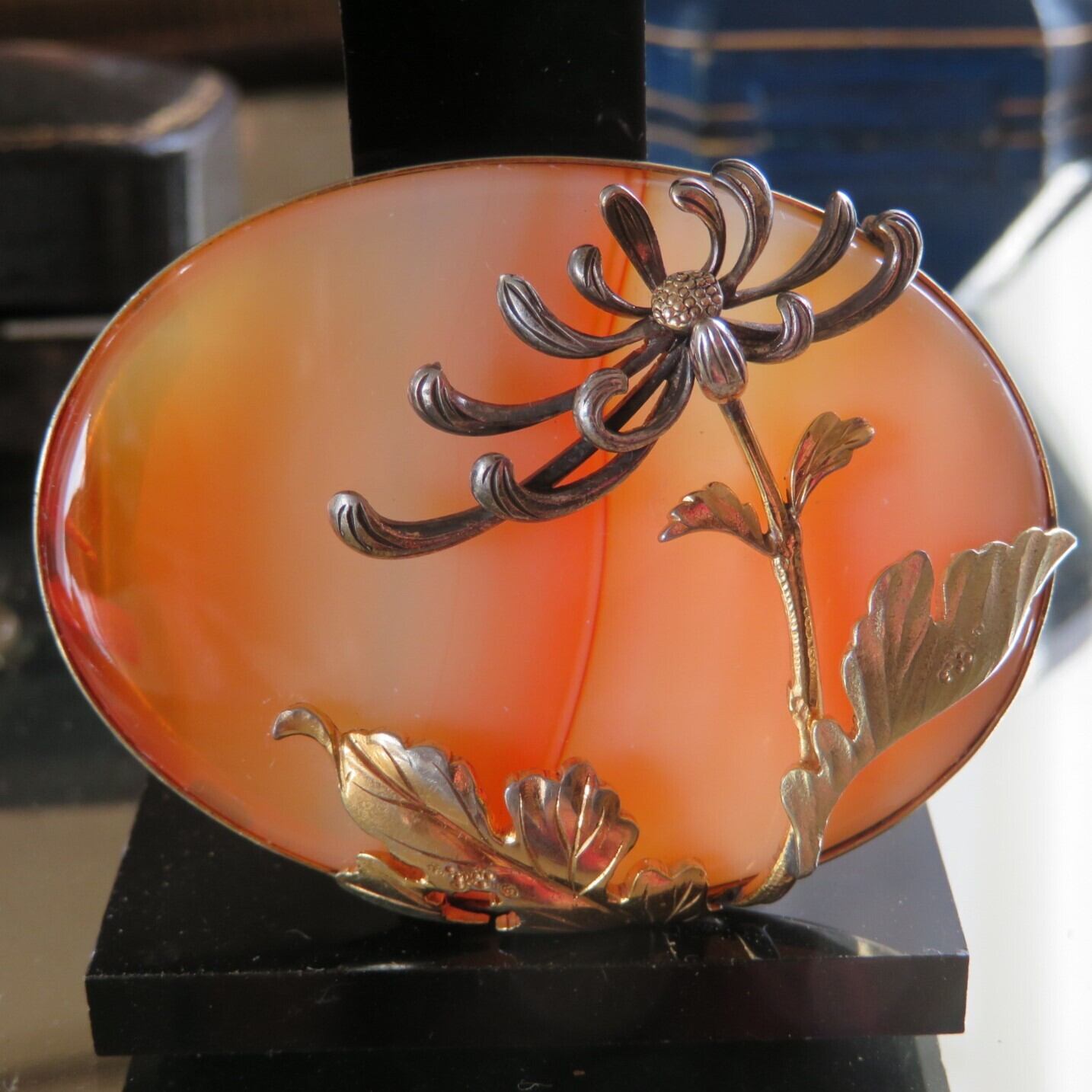 アンティーク　瑪瑙の月に立ち菊の帯留め