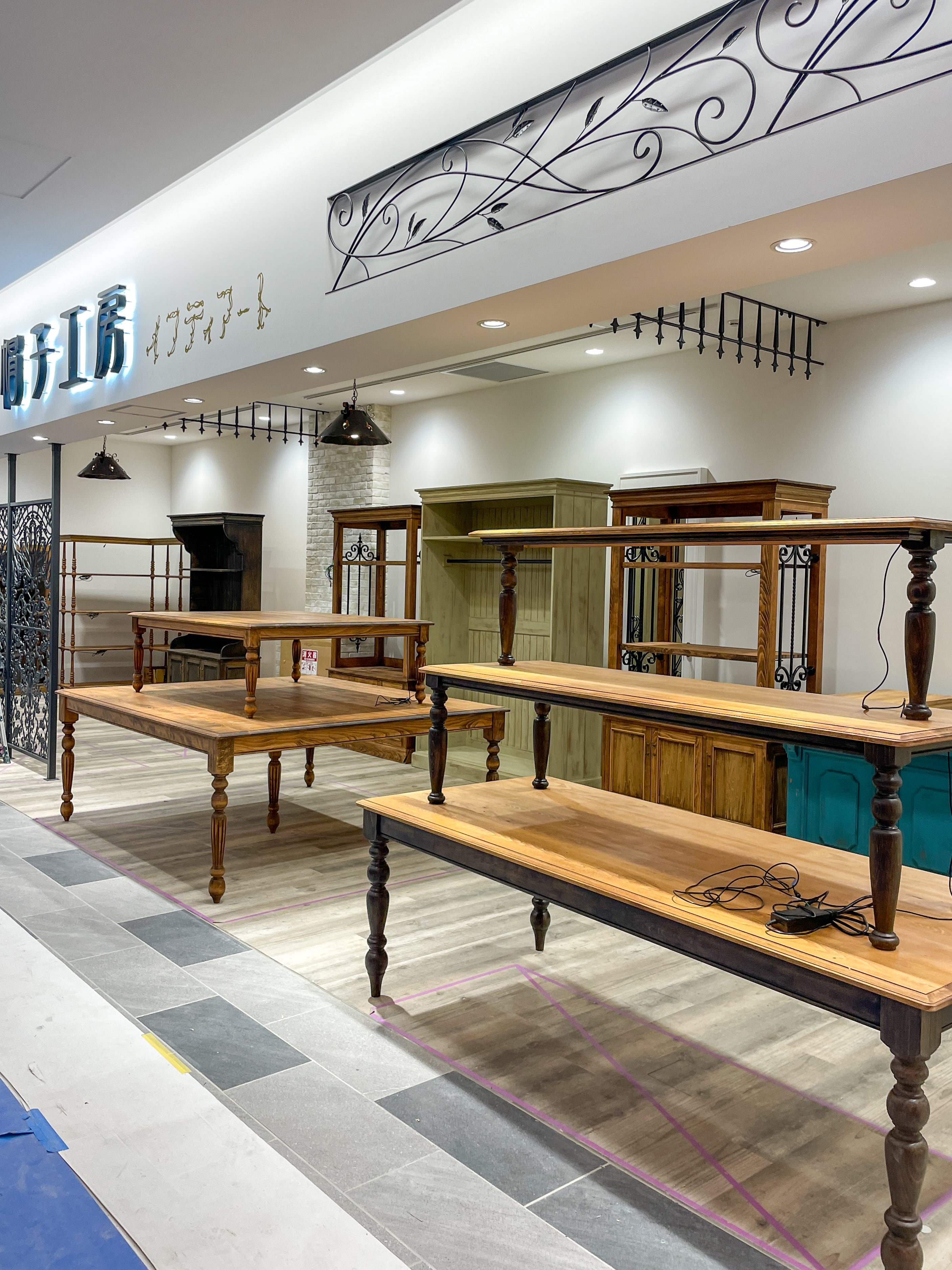 3段平台ろくろ足テーブル 店舗向けディスプレイテーブル （下）2050