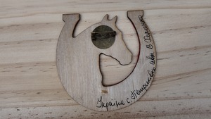 ウクライナ伝統絵画 ペトリキウカ塗り 木製ブローチ（ホメンコ作）馬　ホース