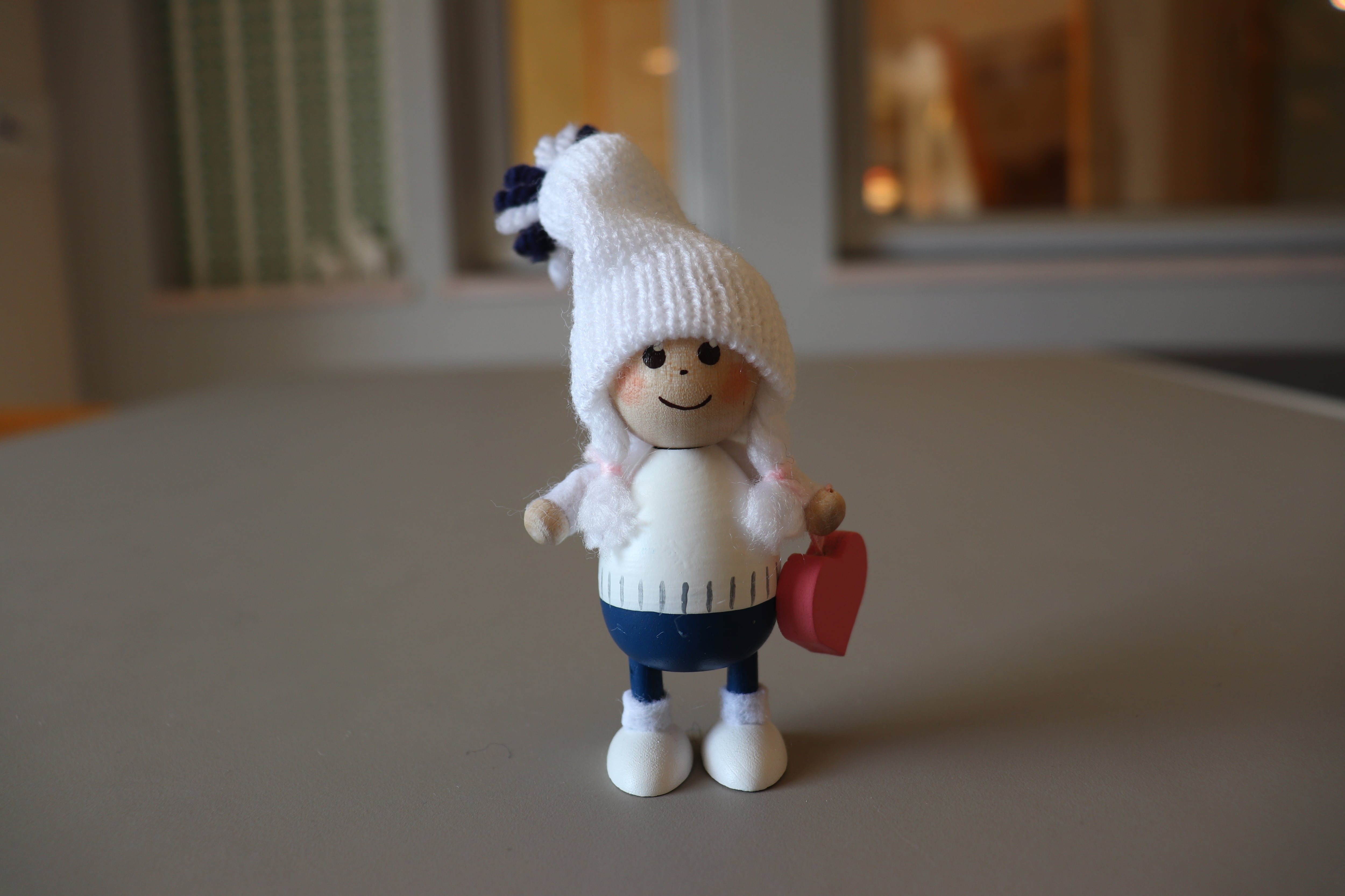 Nordika nisse/ノルディカニッセ 2024 ハートを持った白い胴長の女の子