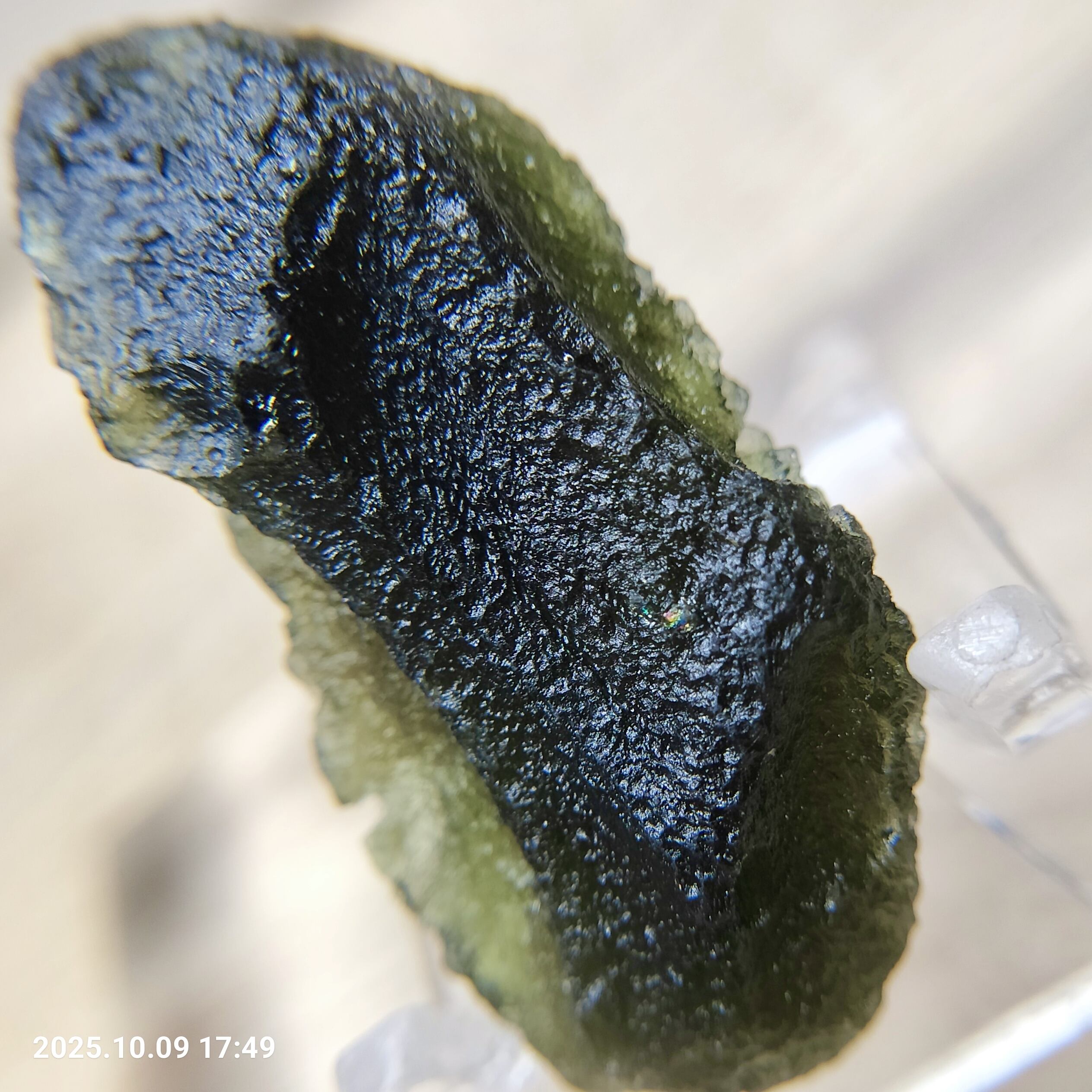 成約済み】超希少 虹入り 天然 無処理 モルダバイト 原石 11.6g 鑑別
