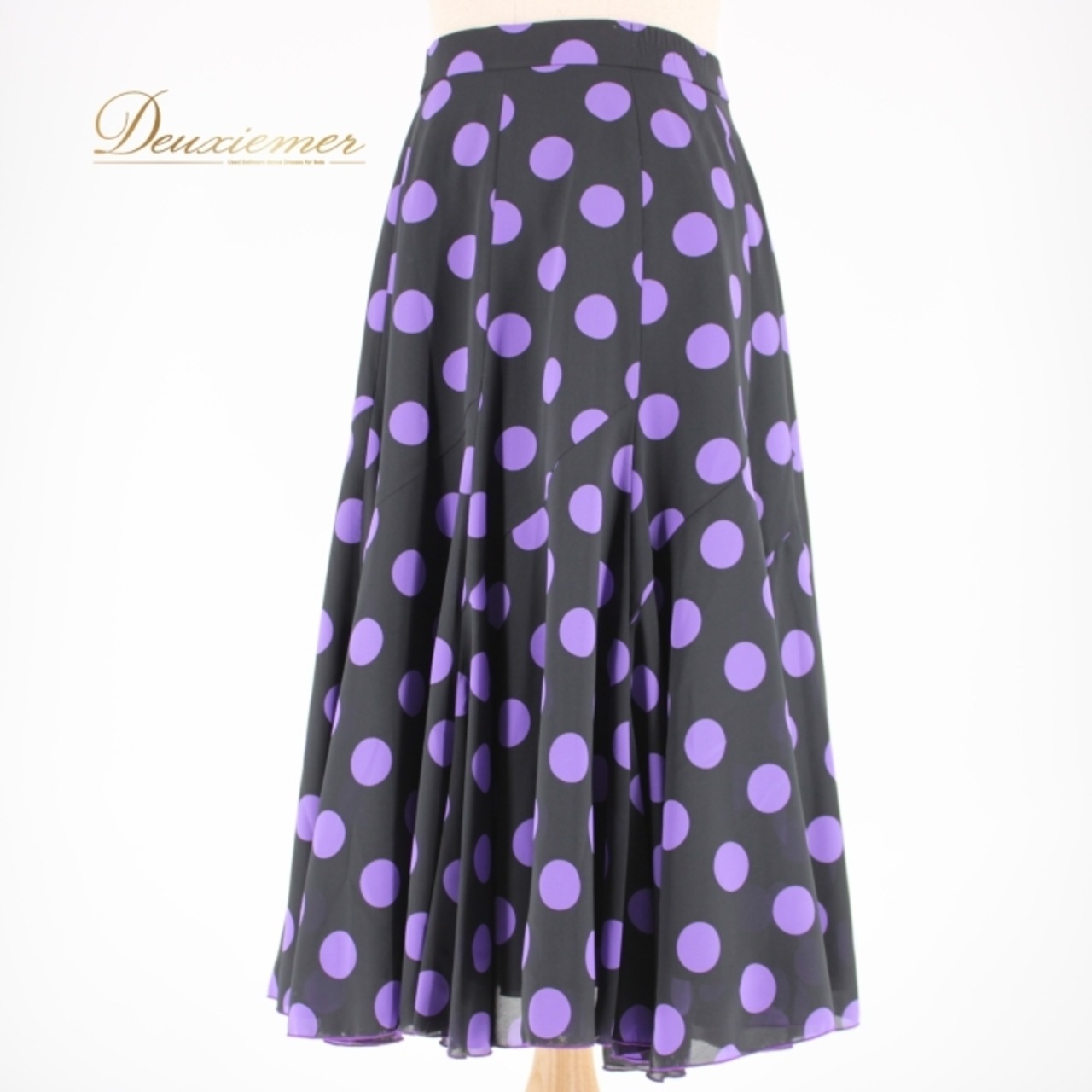 社交ダンス 衣装 スタンダード スカート レッスンウェア 紫 黒 ブラック系 パープル系 DANCE FASHION WORLD ドット 水玉 かわいい かわいいスカート フレアスカート ダンス衣装 ポリエステル素材 レトロスタイル おしゃれ レディース Mサイズ ダンスファッション 練習着 お揃いコーデ パーティー用 水玉柄 ダンスレッスン発表会 人気モデル 伸縮性あり しっかりとした生地