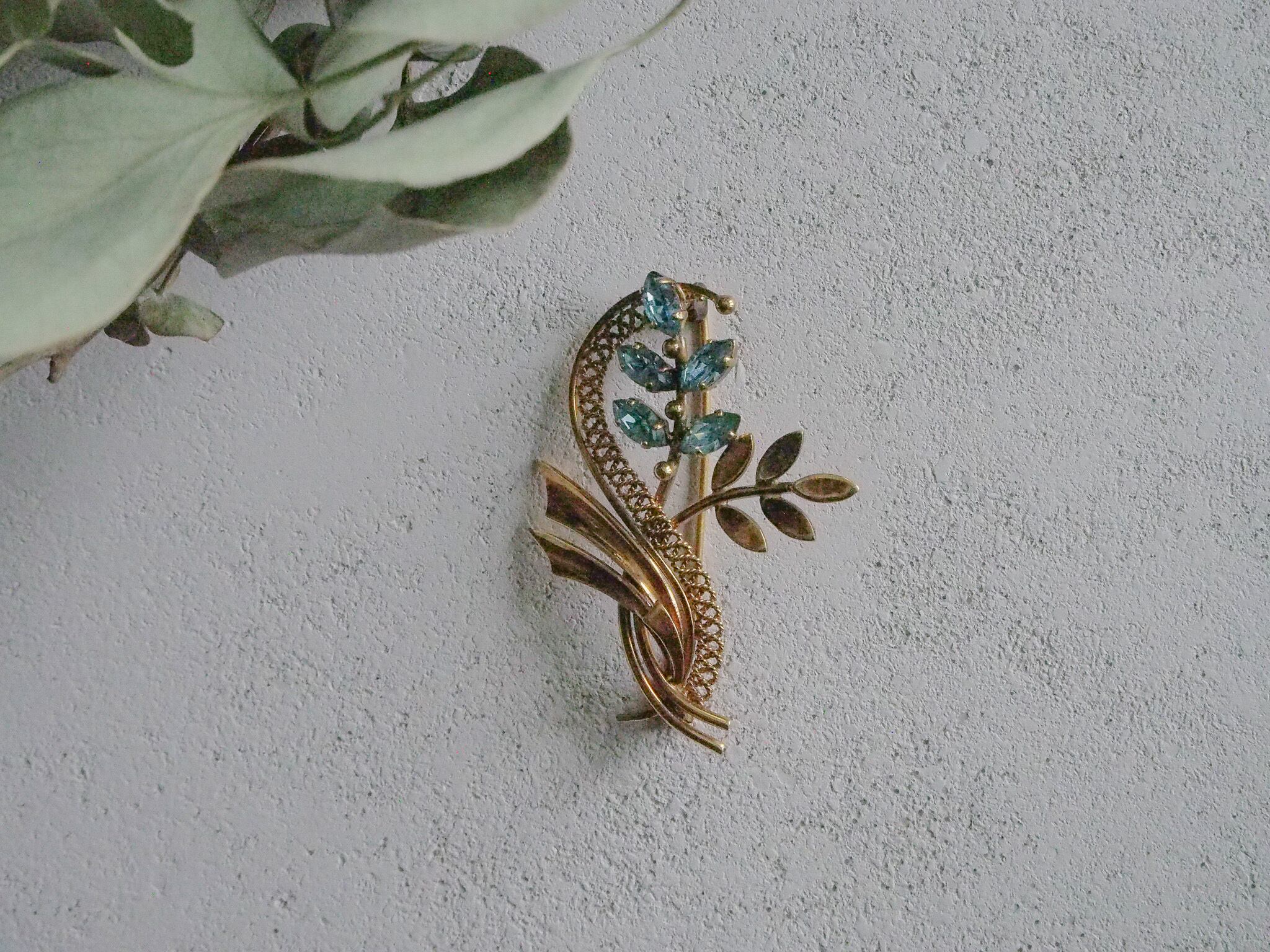 水色ガラスのリーフのブローチ | アンティークアクセサリー ｜antique