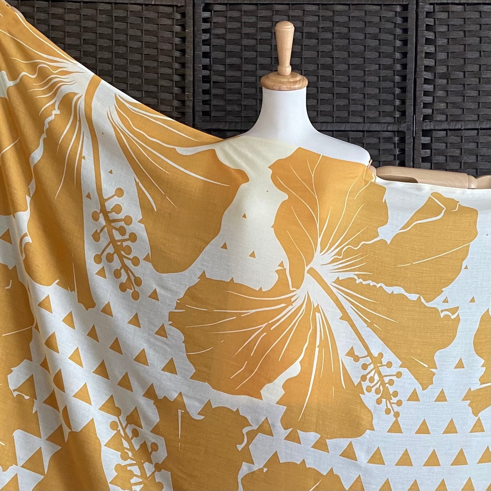 ３枚おまとめ　ハワイ直輸入 パレオ 大判 ストール フラダンス タヒチアン パレオ 【HIBISCUS TRIANGLE-WINTER WHITE-AMBER】ハワイ直輸入 パレオ