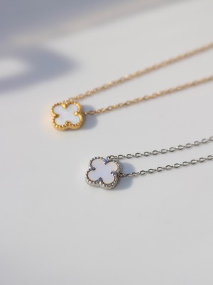 Mini clover necklace