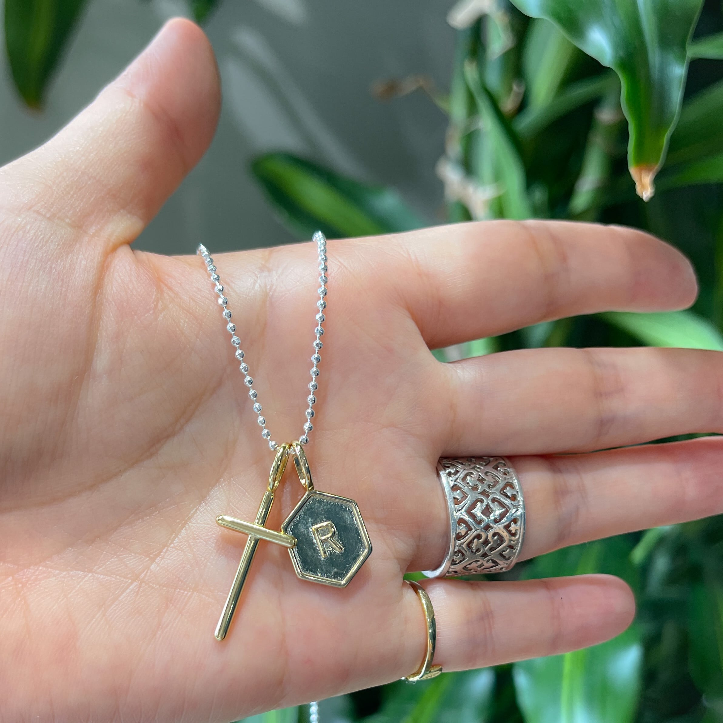 Gold coating クロス + ハニコム イニシャル ペンダント TOP 2つ