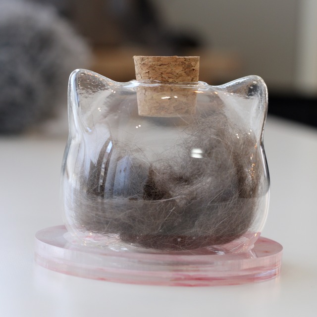 【送料込み】猫のおけけボトル｜名入れ・土台付きメモリアルボトル｜うちの子の毛やおひげを残すガラスの猫型瓶