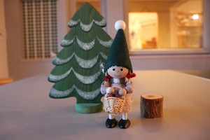 ベリー摘みの女の子/Nordic Forest