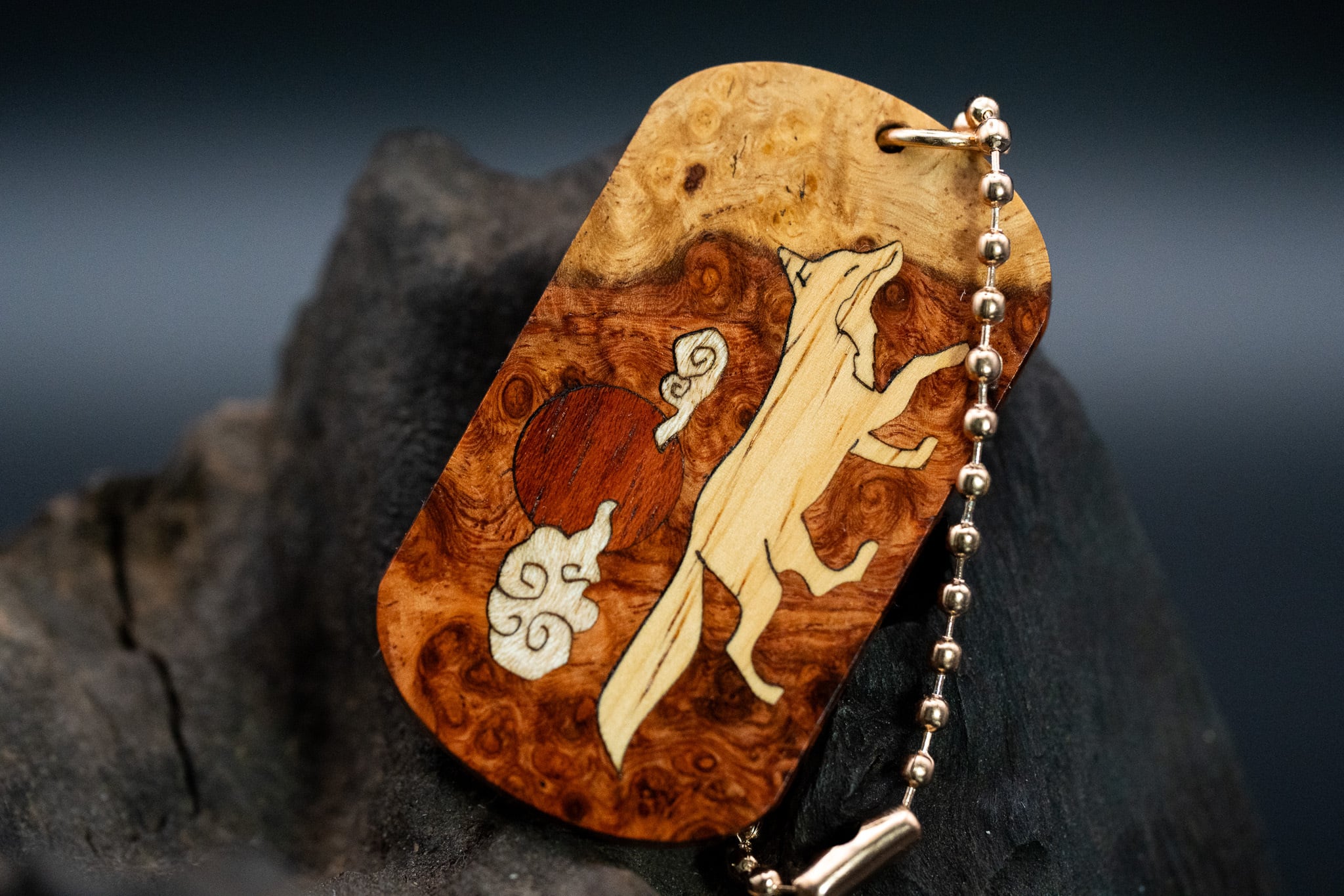 【朱色の銘木】 本花梨瘤 紅白 ドッグタグ 象嵌 十五夜きつね