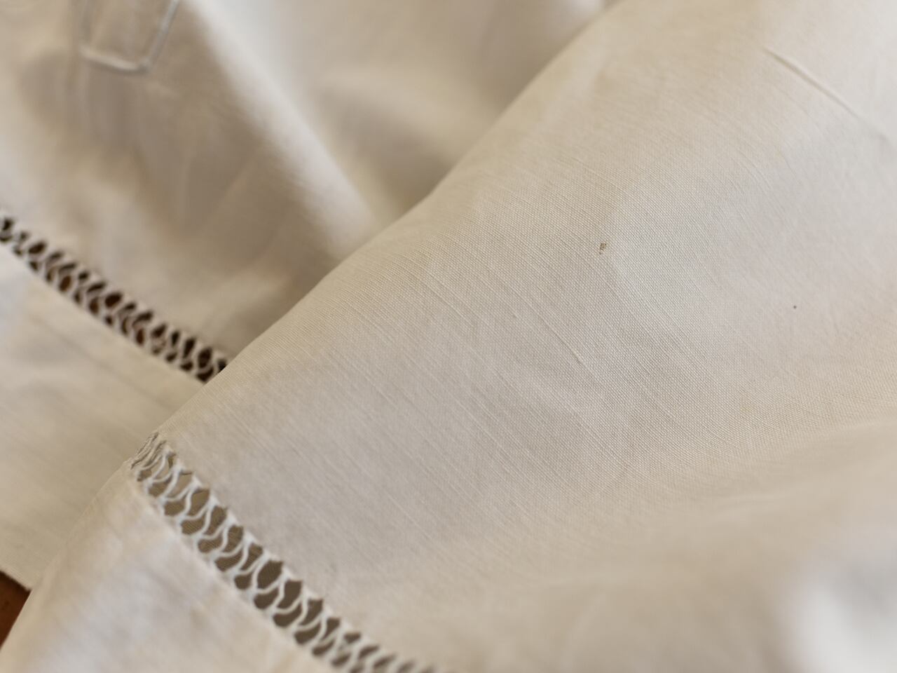 白地にイニシャルが入った裾模様が可愛いリネンシーツ *フレンチアンティーク