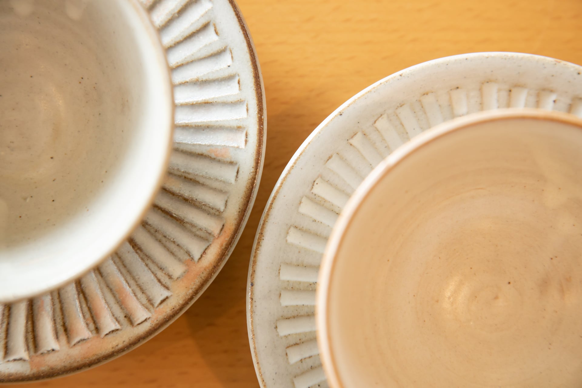 粉引 白化粧 線模様カップ&ソーサー | 金京徳 (陶芸家) | 水と匠 公式