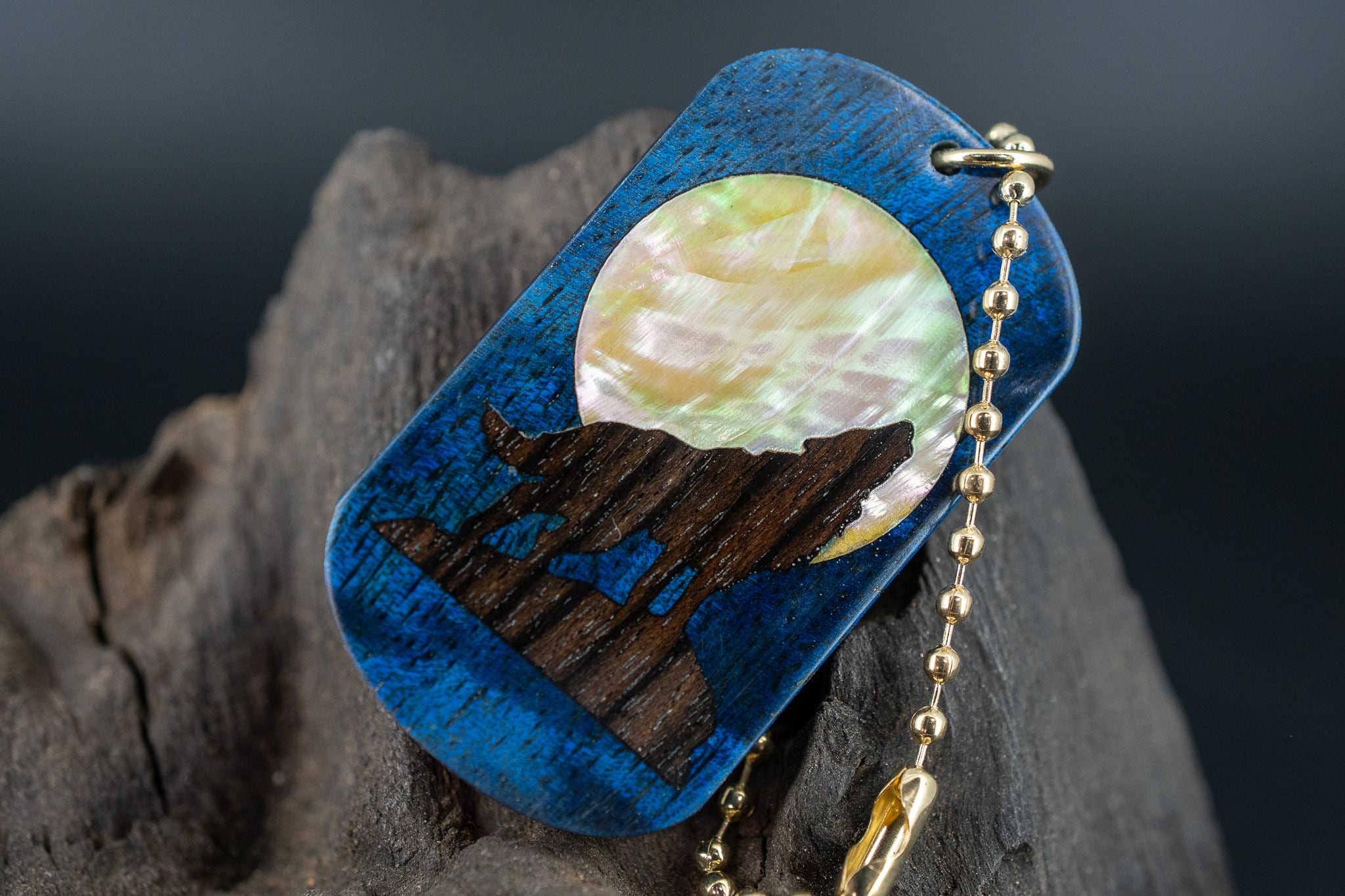 【南国の恵み】マンゴーウッド 縮み杢 スタビライズウッド ドッグタグ 象嵌 月と狼