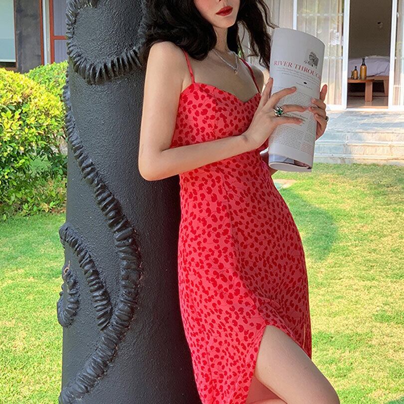 【新作】【送料無料】 ホルターネックドレスの女性の夏の新しい赤いサスペンダーロングスカートセクシーな痩身スリット気質スカートトレンディな 0253625115457